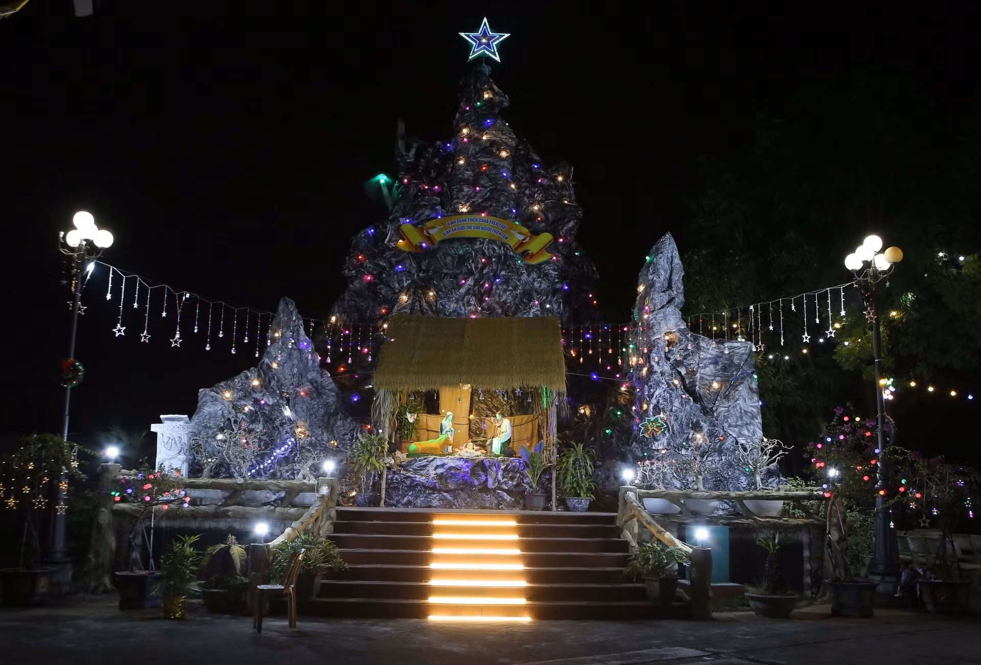 El belén en la Iglesia de la Parroquia de Phong Loc, en la norteña ciudad de Nam Dinh. El belén en la Iglesia de la Parroquia de Phong Loc, en la norteña ciudad de Nam Dinh.