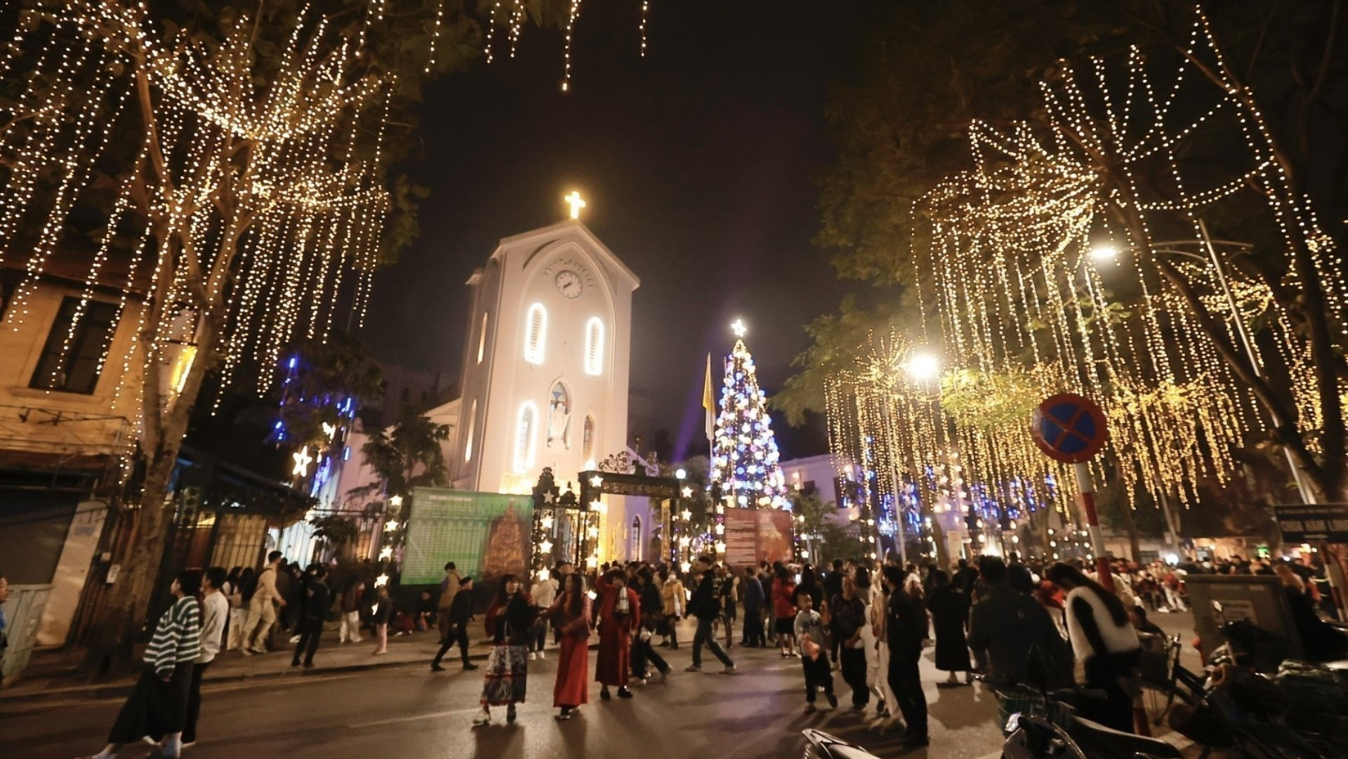 La Iglesia de San Antonio de Padua, también apodada Iglesia de Ham Long por estar ubicada en la calle homónima de Hanói, la capital del país, recibe a numerosos seguidores.