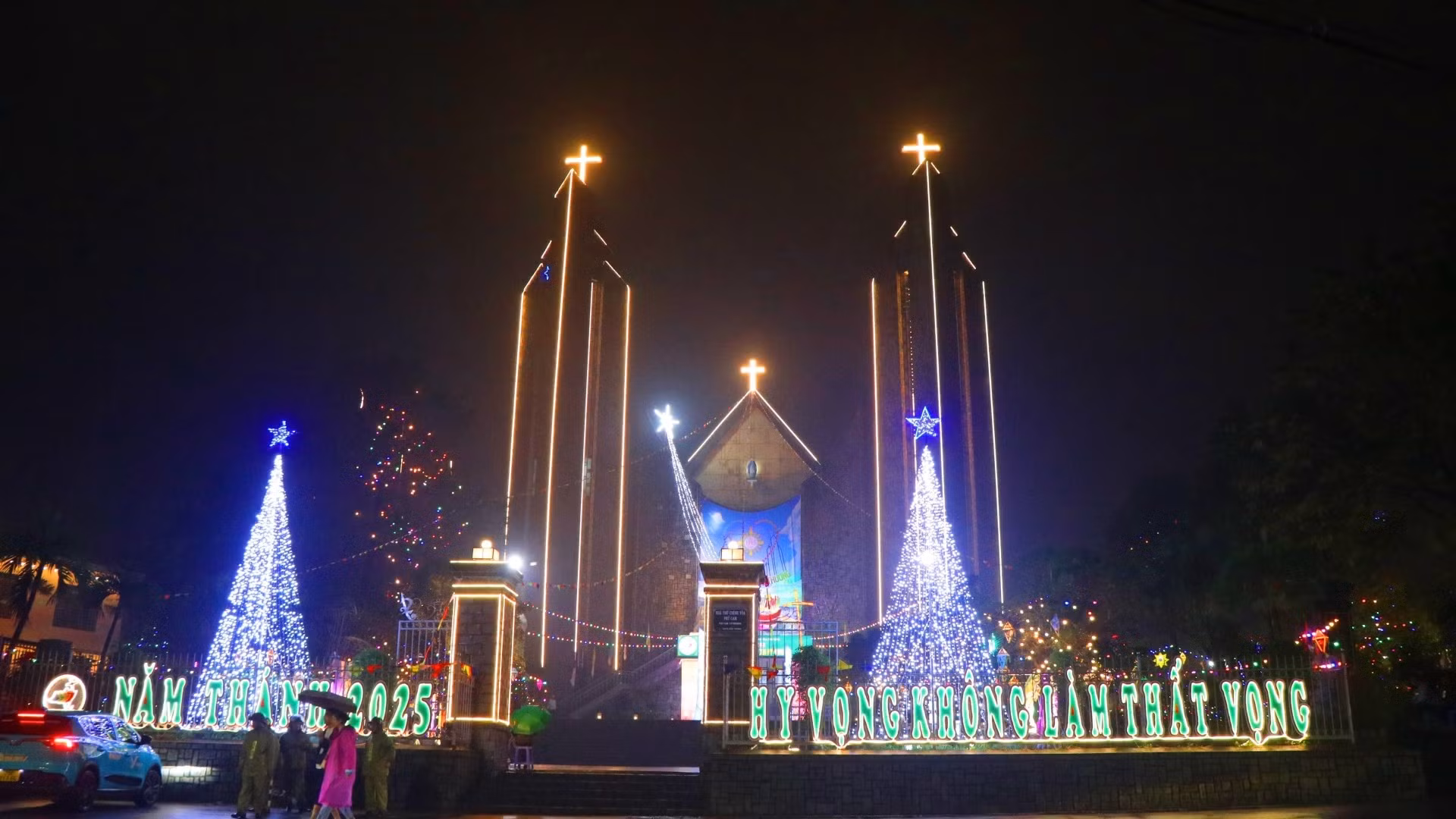 La Catedral de Phu Cam, la más antigua de la ciudad de Hue, luce una nueva fisonomía con motivo de la gran festividad cristiana. La Catedral de Phu Cam, la más antigua de la ciudad de Hue, luce una nueva fisonomía con motivo de la gran festividad cristiana.