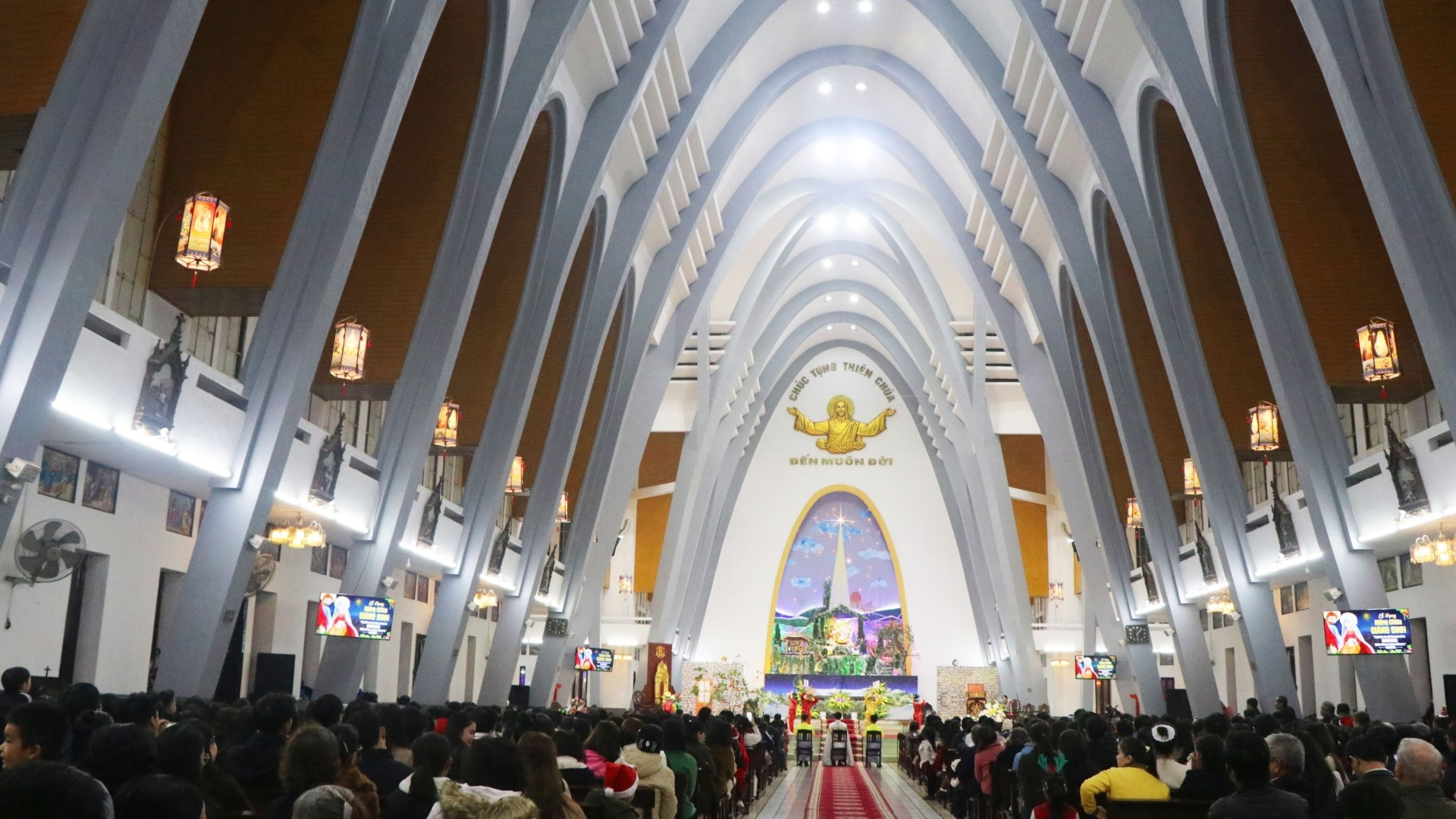 Muchos feligreses acuden a misa en la Catedral de Phu Cam.