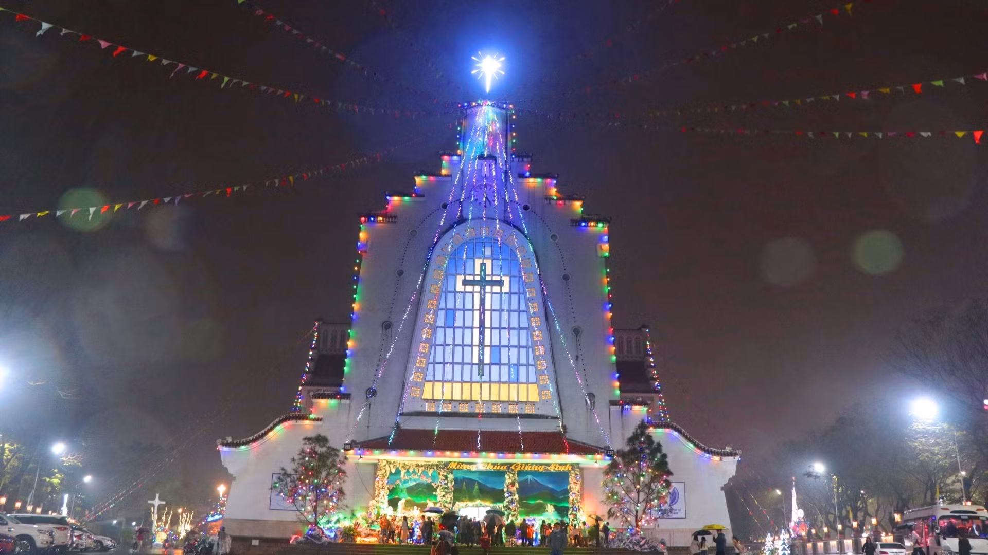 La Iglesia de Nuestra Señora del Perpetuo Socorro (iglesia redentorista) en Hue. La Iglesia de Nuestra Señora del Perpetuo Socorro (iglesia redentorista) en Hue.