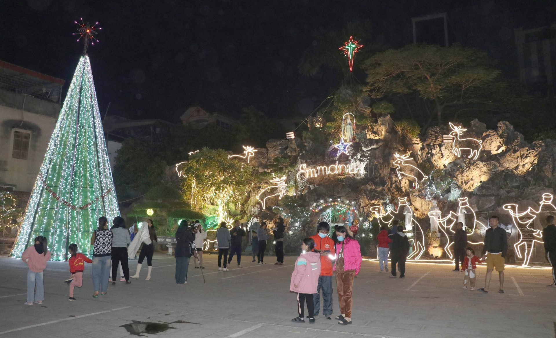 La Iglesia de la Parroquia de Ninh Binh, en la homónima ciudad septentrional, acoge a una gran afluencia de visitantes.