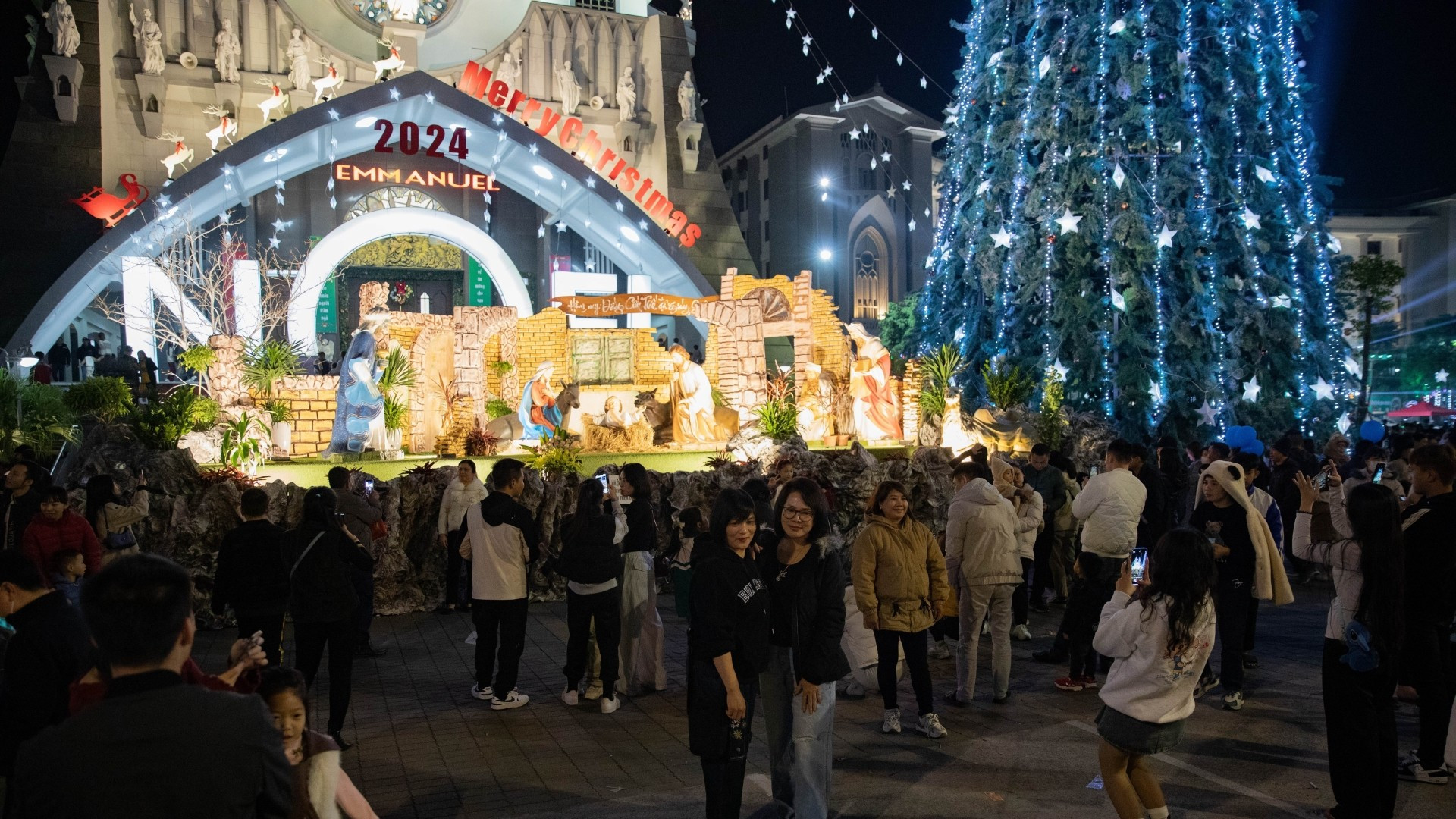 Los lugareños hacen fotos frente a la catedral de Thai Binh.