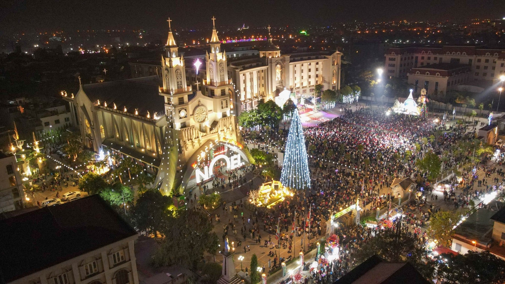 Ambiente navideño en la Catedral de la ciudad de Thai Binh, cabecera de la homónima provincia norteña.