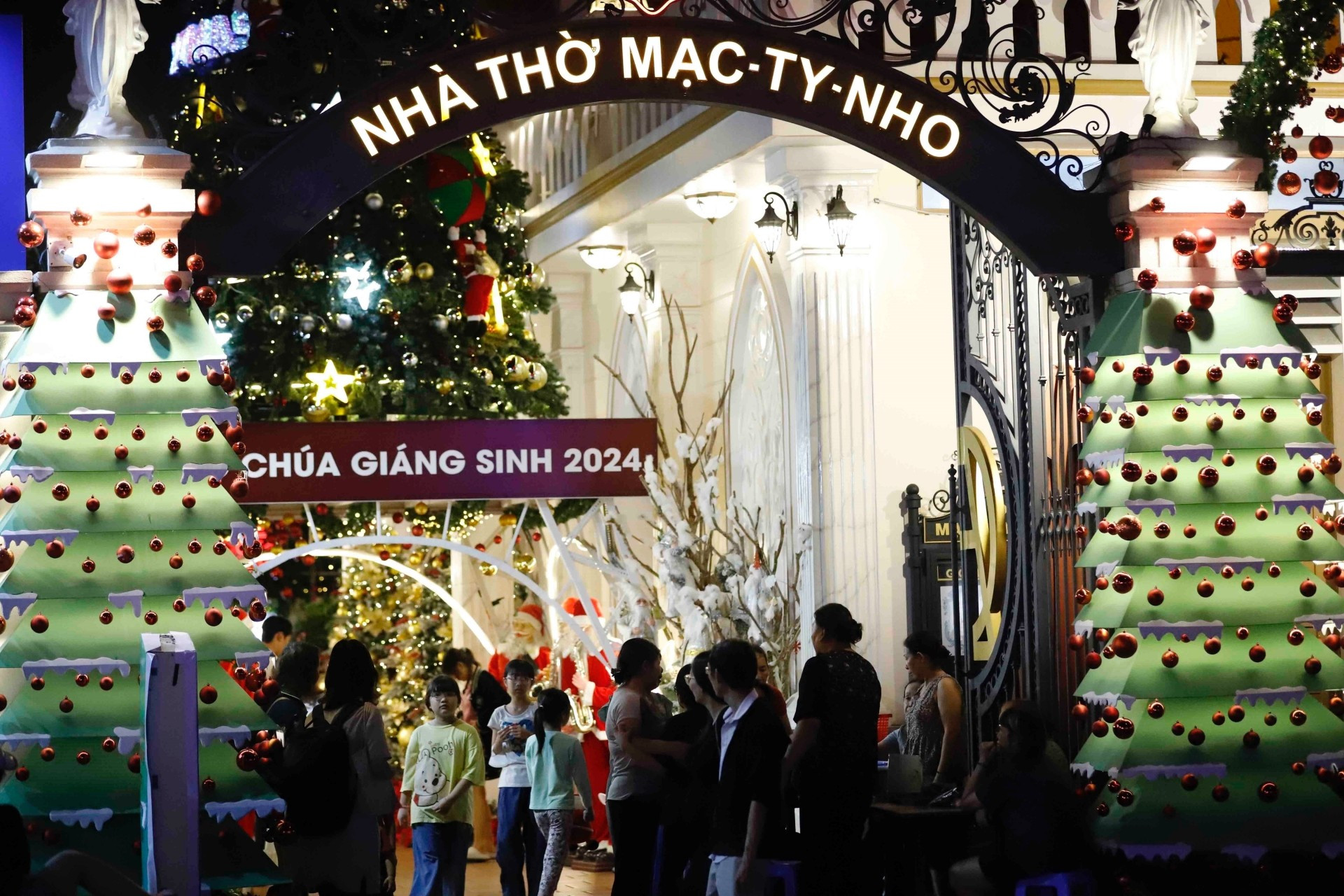 La iglesia parroquial de Mac Ty Nho, en Ciudad Ho Chi Minh, luce el color verde para transmitir un mensaje de protección ambiental.