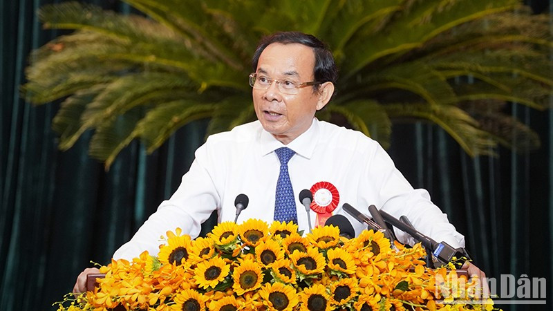 El miembro del Buró Político del Comité Central del PCV y secretario del Comité del PCV en Ciudad Ho Chi Minh, Nguyen Van Nen, da palabras.
