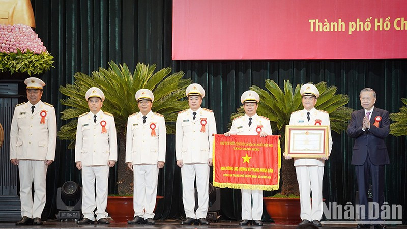 To Lam felicita a la Seguridad Pública de Ciudad Ho Chi Minh por recibir en la ocasión el título “Héroe de las Fuerzas Armadas Populares”.