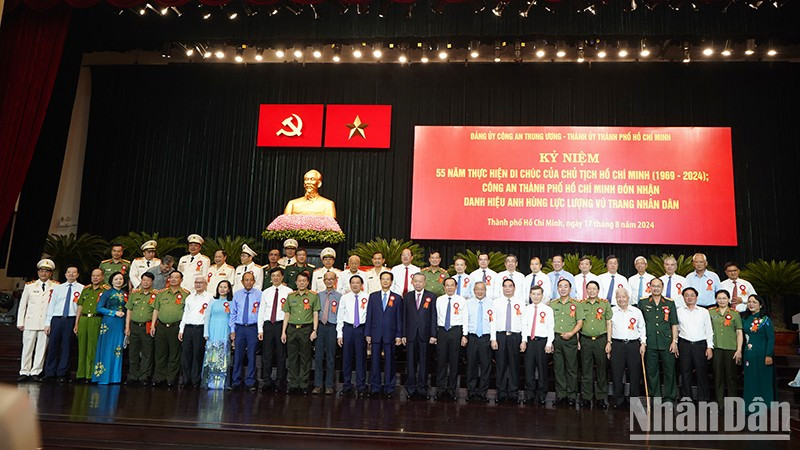 El secretario general del PCV y presidente To Lam posa junto a dirigentes y exdirigentes del Partido y del Estado participantes en la ceremonia.