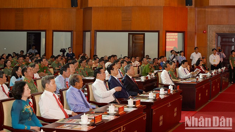 El máximo dirigente del país y delegados al acto.