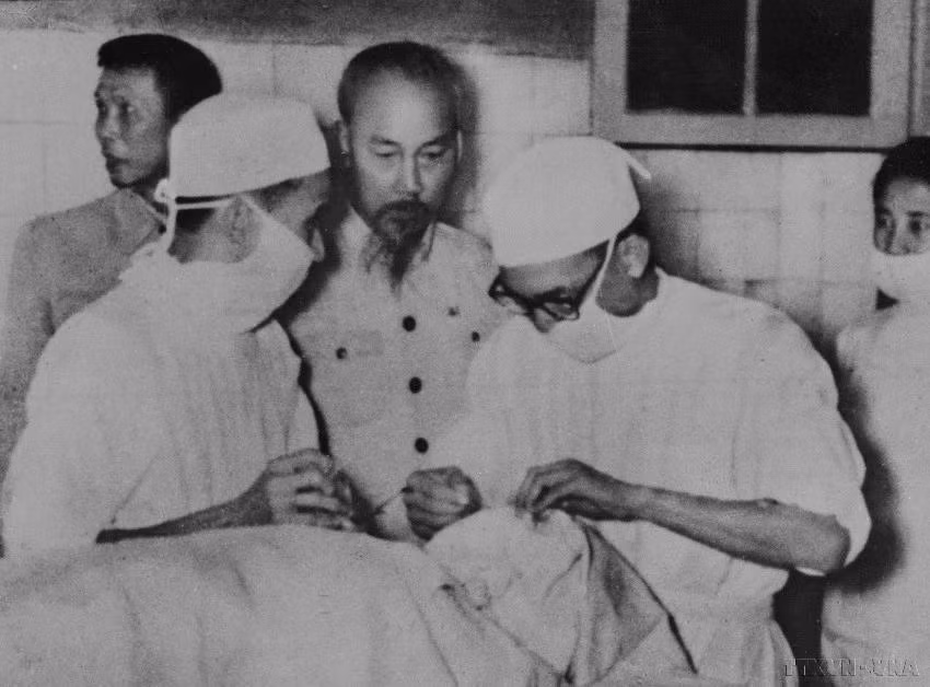 El Presidente Ho Chi Minh visita el Instituto Central de Oftalmología en Hanói.