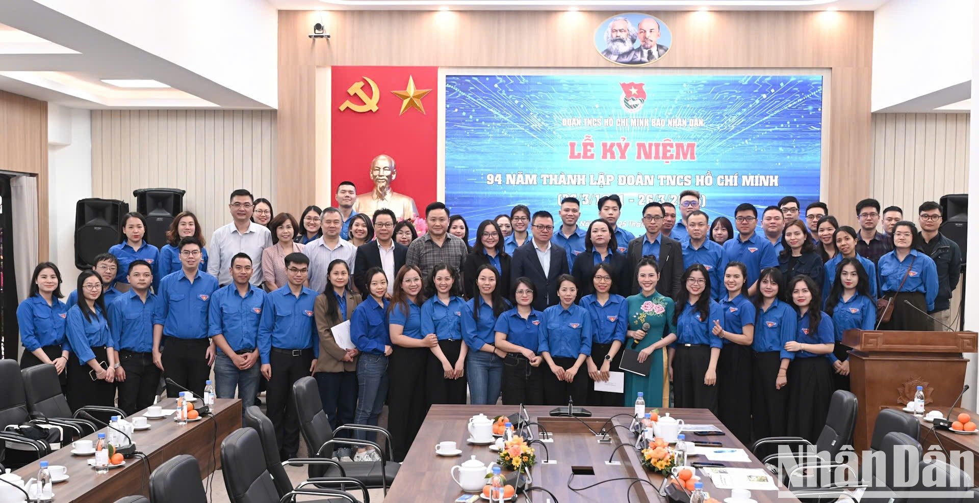 Los delegados posan para fotos de recuerdo. Los delegados posan para fotos de recuerdo.