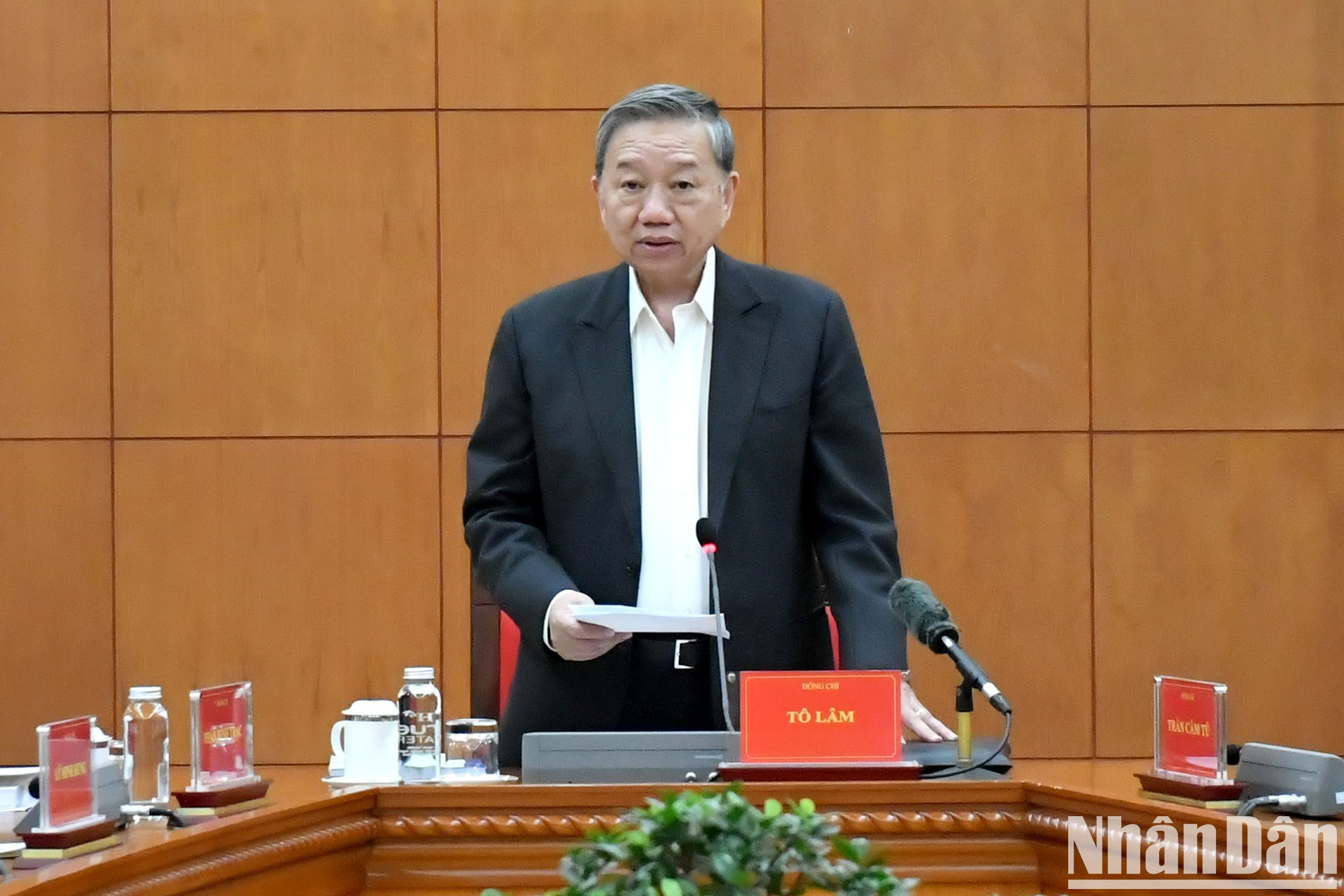 El secretario general del PCV, To Lam, interviene en la sesión.