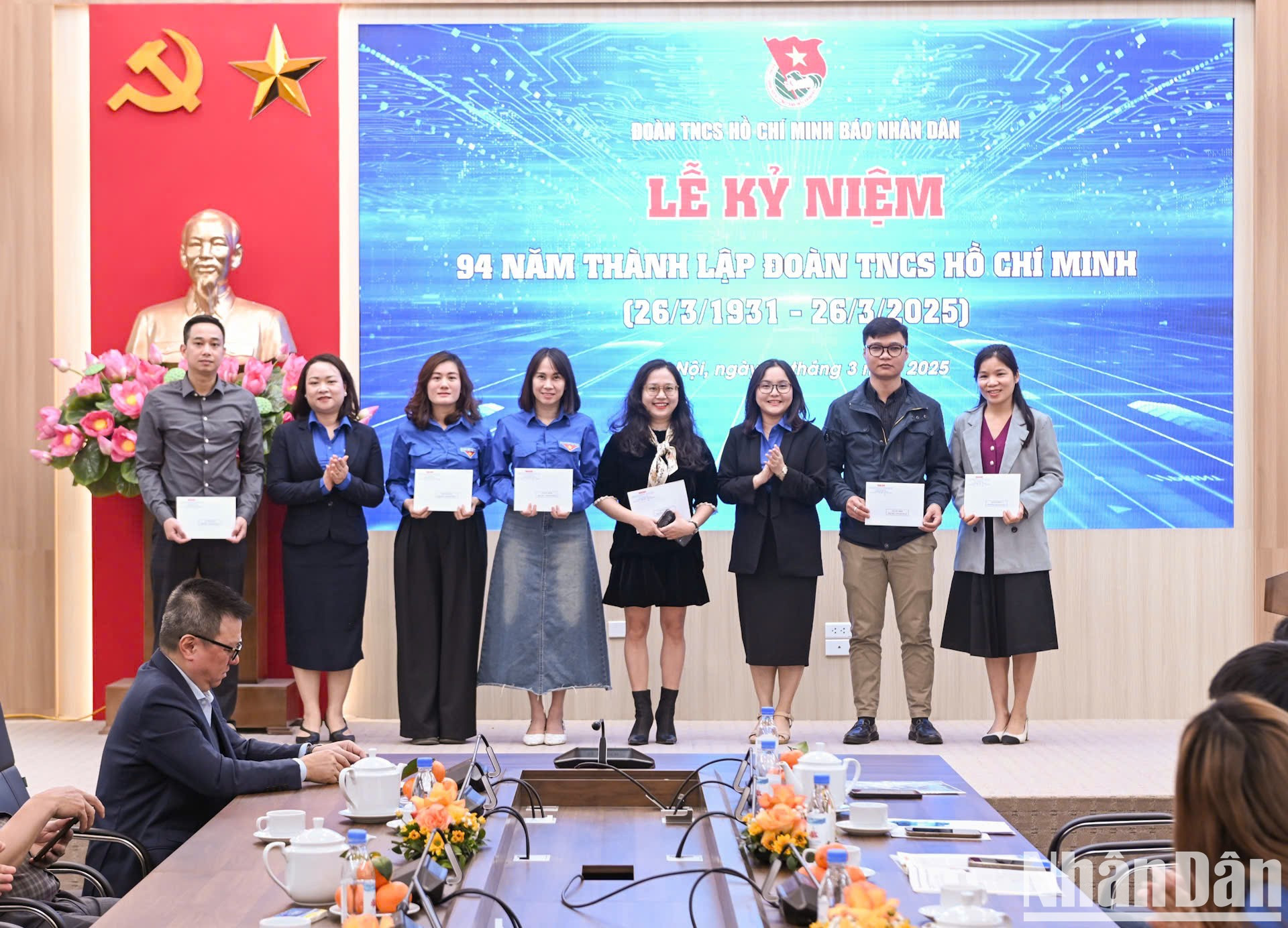 Las compañeras Le Khanh Binh y Tran Thi Ngoc Quynh entregan regalos y la decisión sobre el término de membresía a los miembros elegibles. Las compañeras Le Khanh Binh y Tran Thi Ngoc Quynh entregan regalos y la decisión sobre el término de membresía a los miembros elegibles.