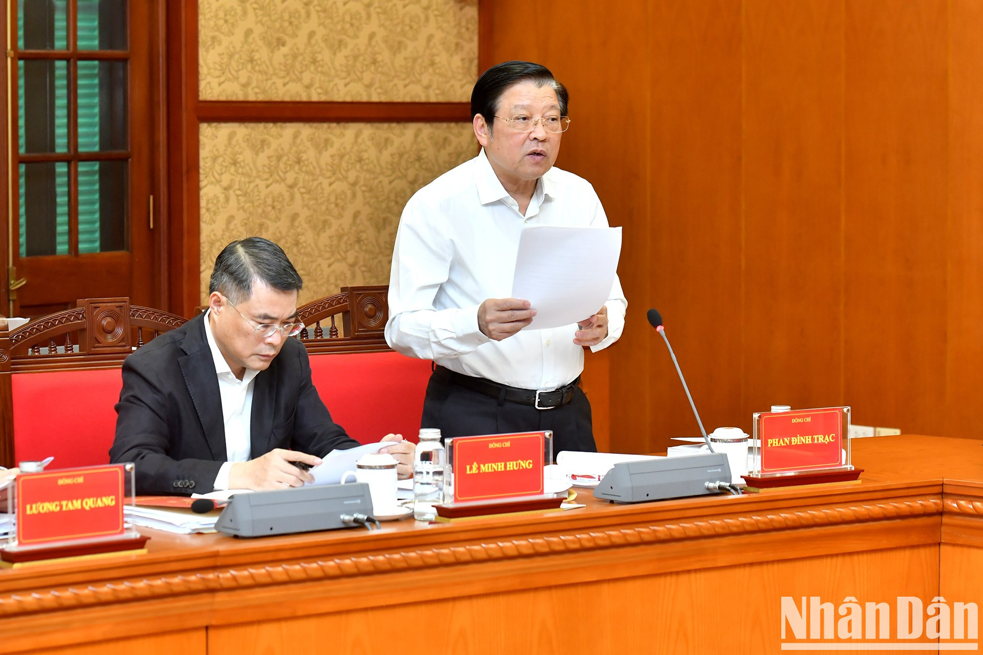 Phan Dinh Trac, miembro del Buró Político y del Secretariado del Comité Central del Partido, y jefe de la Comisión de Asuntos Internos de ese comité, presenta un informe.