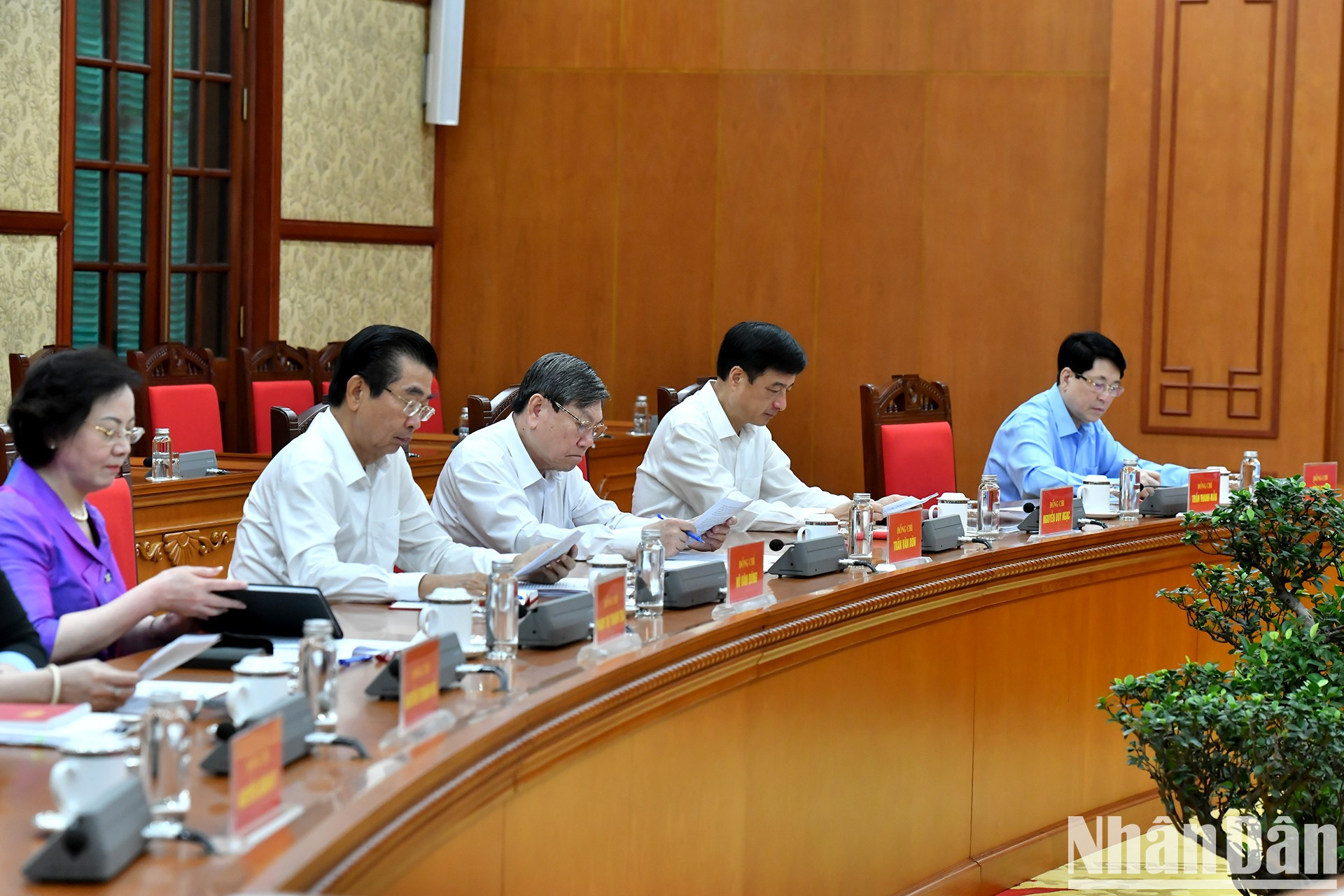 Dirigentes del Partido y del Estado y miembros del Subcomité. Dirigentes del Partido y del Estado y miembros del Subcomité.