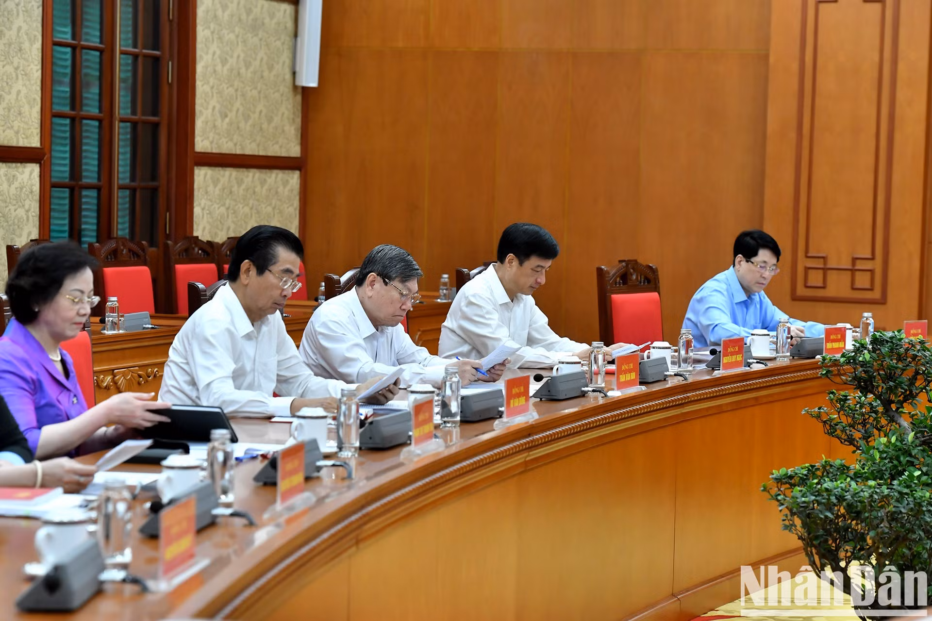 Dirigentes del Partido y del Estado y miembros del Subcomité.