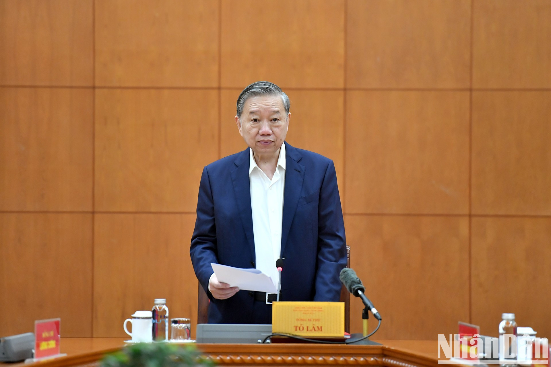 El secretario general del Partido, To Lam, preside la reunión. El secretario general del Partido, To Lam, preside la reunión.