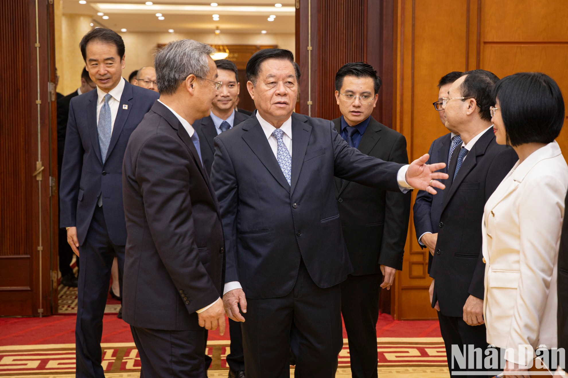 El jefe de la Comisión de Propaganda y Movilización de Masas del Comité Central del PCV, Nguyen Trong Nghia, recibe al redactor jefe del Diario del Pueblo, Chen Jianwen.