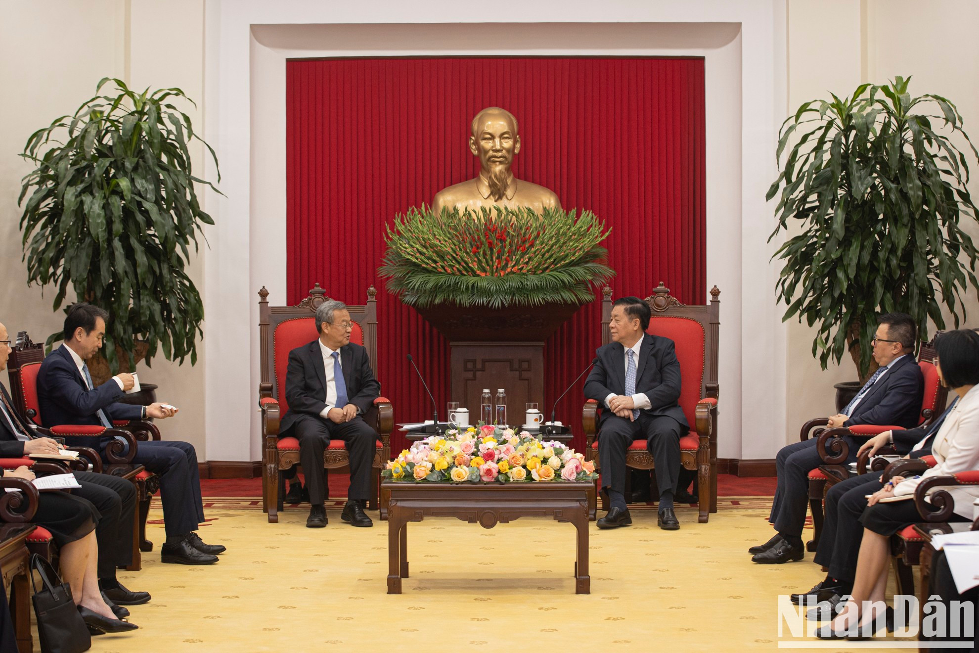 El jefe de la Comisión de Propaganda y Movilización de Masas del Comité Central del PCV ofrece una recepción a la delegación encabezada por el redactor jefe del Diario del Pueblo, Chen Jianwen.