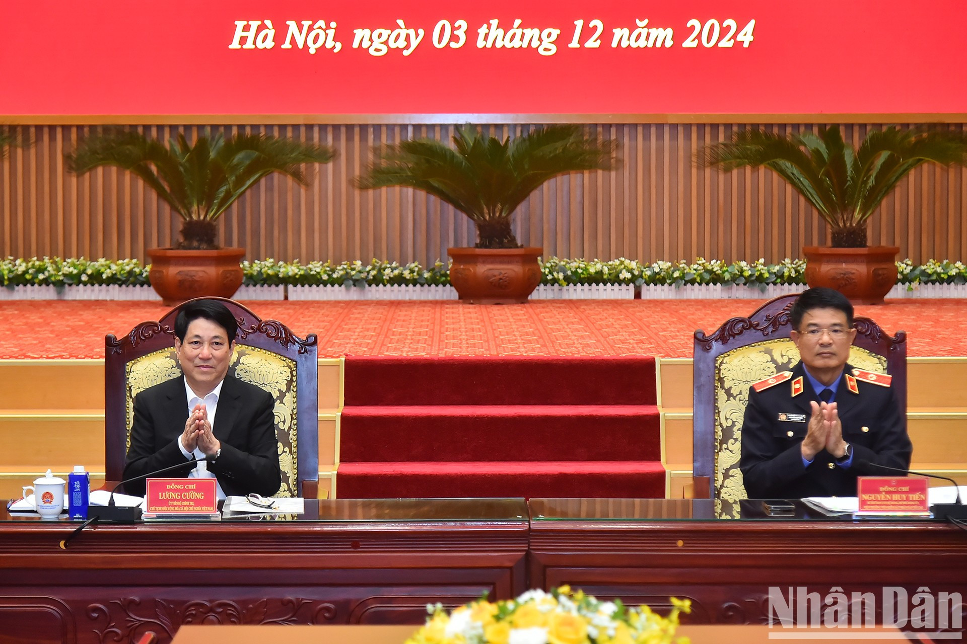 El jefe de Estado y el fiscal general de la Fiscalía Popular Suprema, Nguyen Huy Tien.