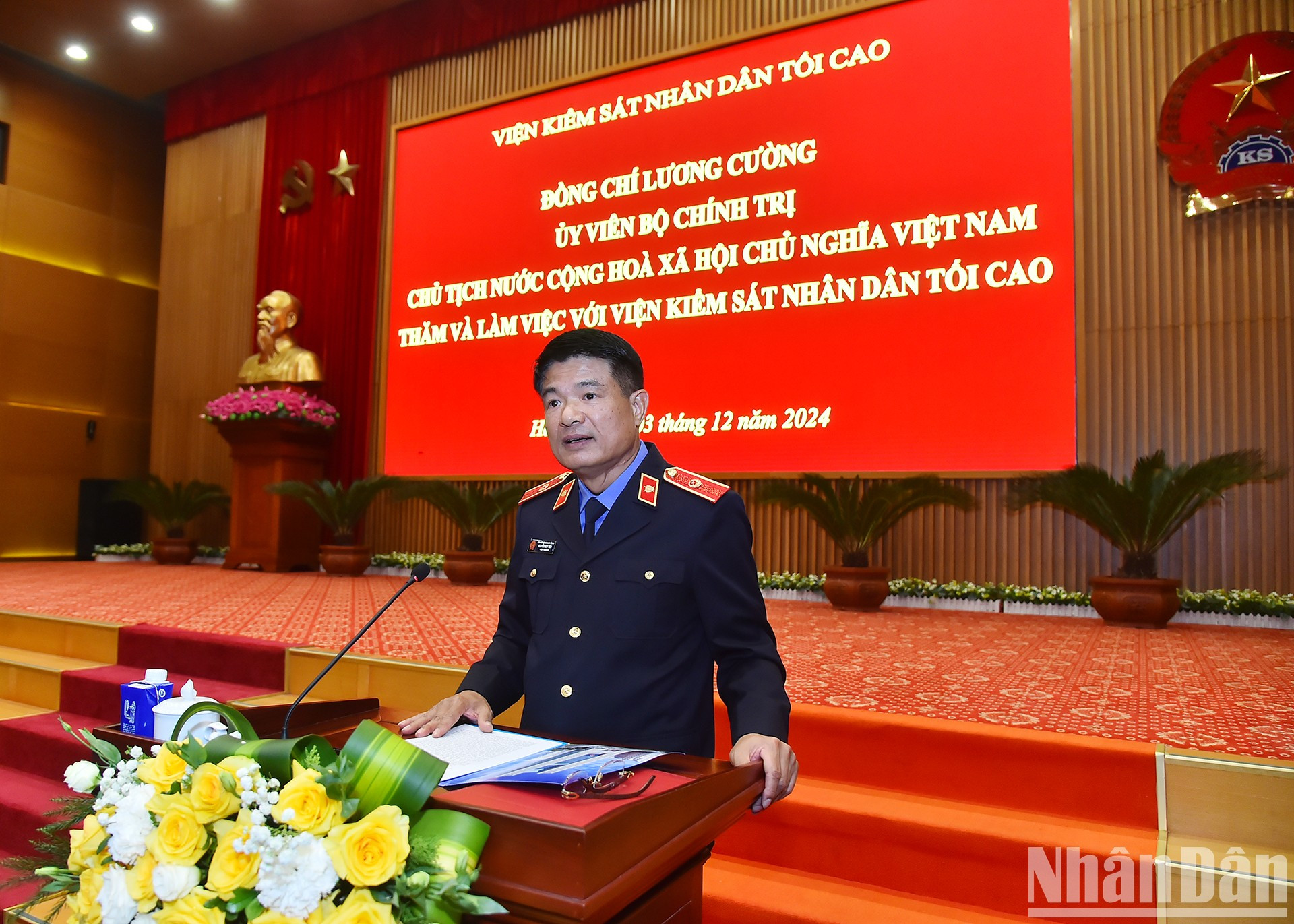 El fiscal general de la Fiscalía Popular Suprema, Nguyen Huy Tien, toma la palabra.