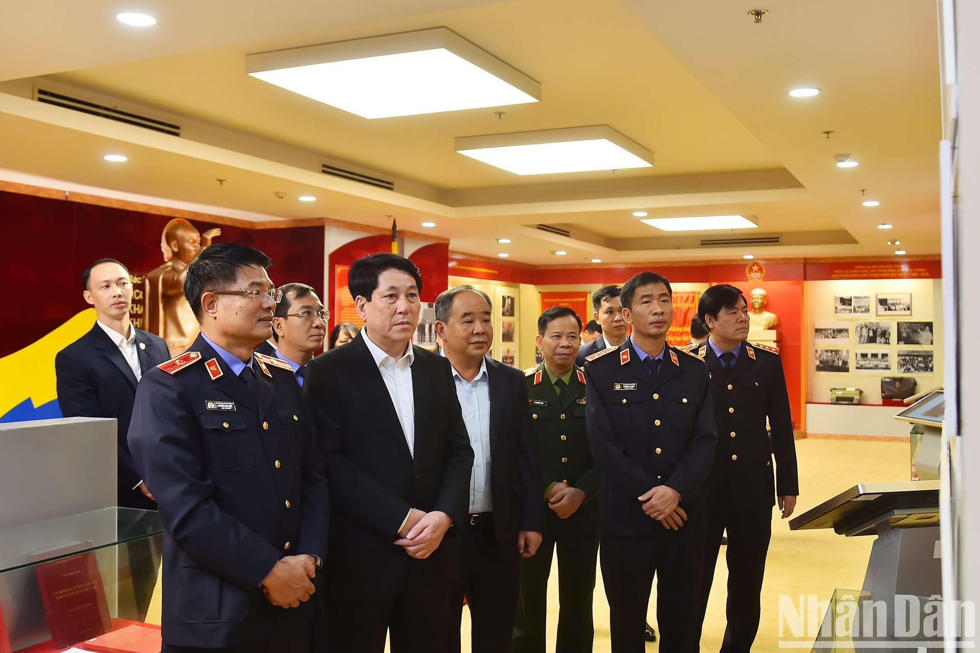 El presidente Luong Cuong visita la sala memorial de la Fiscalía Popular Suprema.