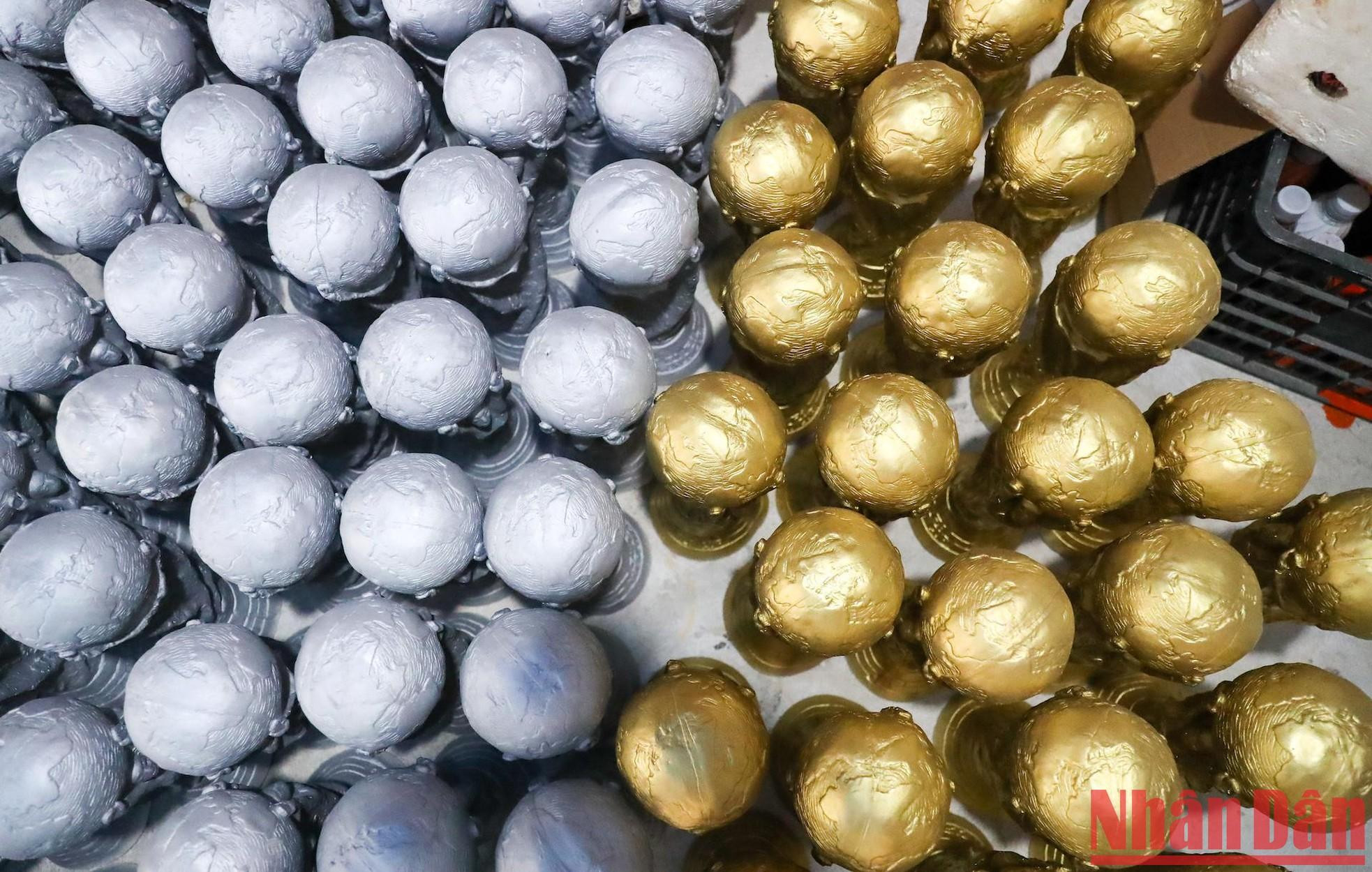 Las copas moldeadas se secarán al sol antes de pintarse.