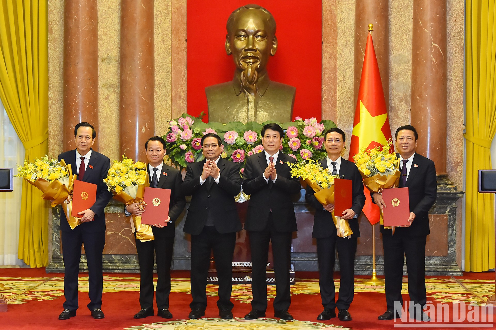 El presidente Luong Cuong y el primer ministro Pham Minh Chinh posan juntos a los miembros del Comité Central del Partido que asumirán el cargo de ministro, a saber, Tran Hong Minh, de la cartera de Construcción; Nguyen Manh Hung, de Ciencia y Tecnología; Do Duc Duy, de Agricultura y Medioambiente; y Dao Ngoc Dung, de Asuntos Étnicos y Religiosos. El presidente Luong Cuong y el primer ministro Pham Minh Chinh posan juntos a los miembros del Comité Central del Partido que asumirán el cargo de ministro, a saber, Tran Hong Minh, de la cartera de Construcción; Nguyen Manh Hung, de Ciencia y Tecnología; Do Duc Duy, de Agricultura y Medioambiente; y Dao Ngoc Dung, de Asuntos Étnicos y Religiosos.