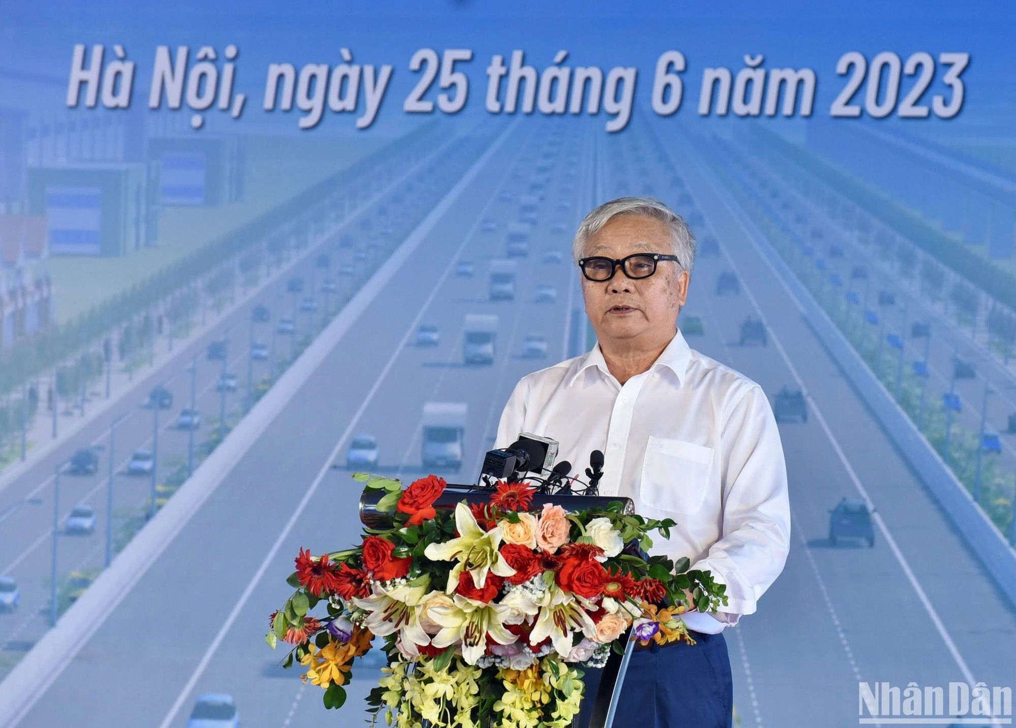 Un representante de la empresa contratista Vinaconex.