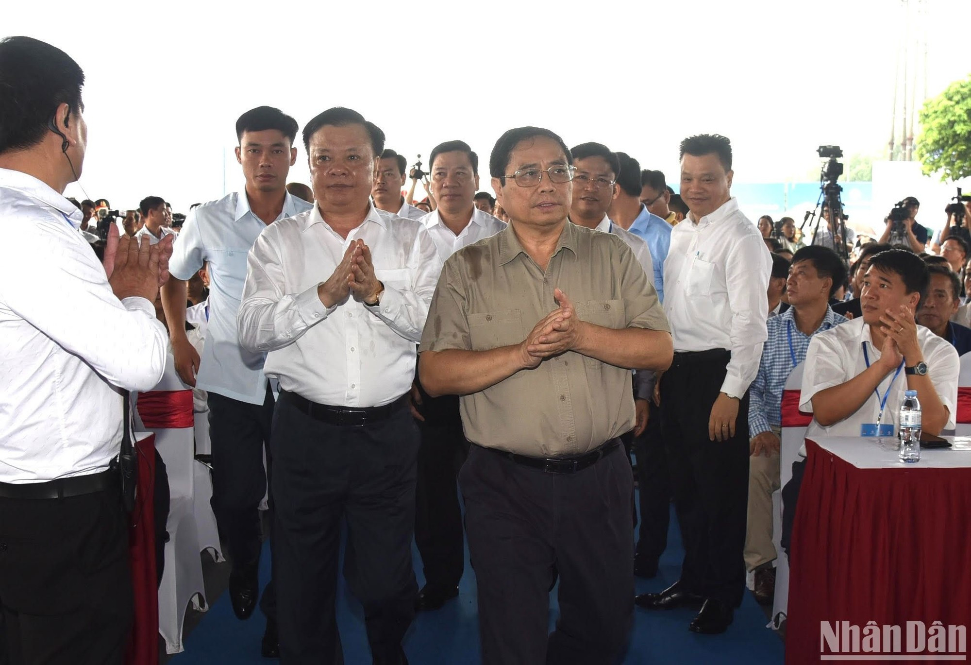 El dirigente llega al lugar del evento.