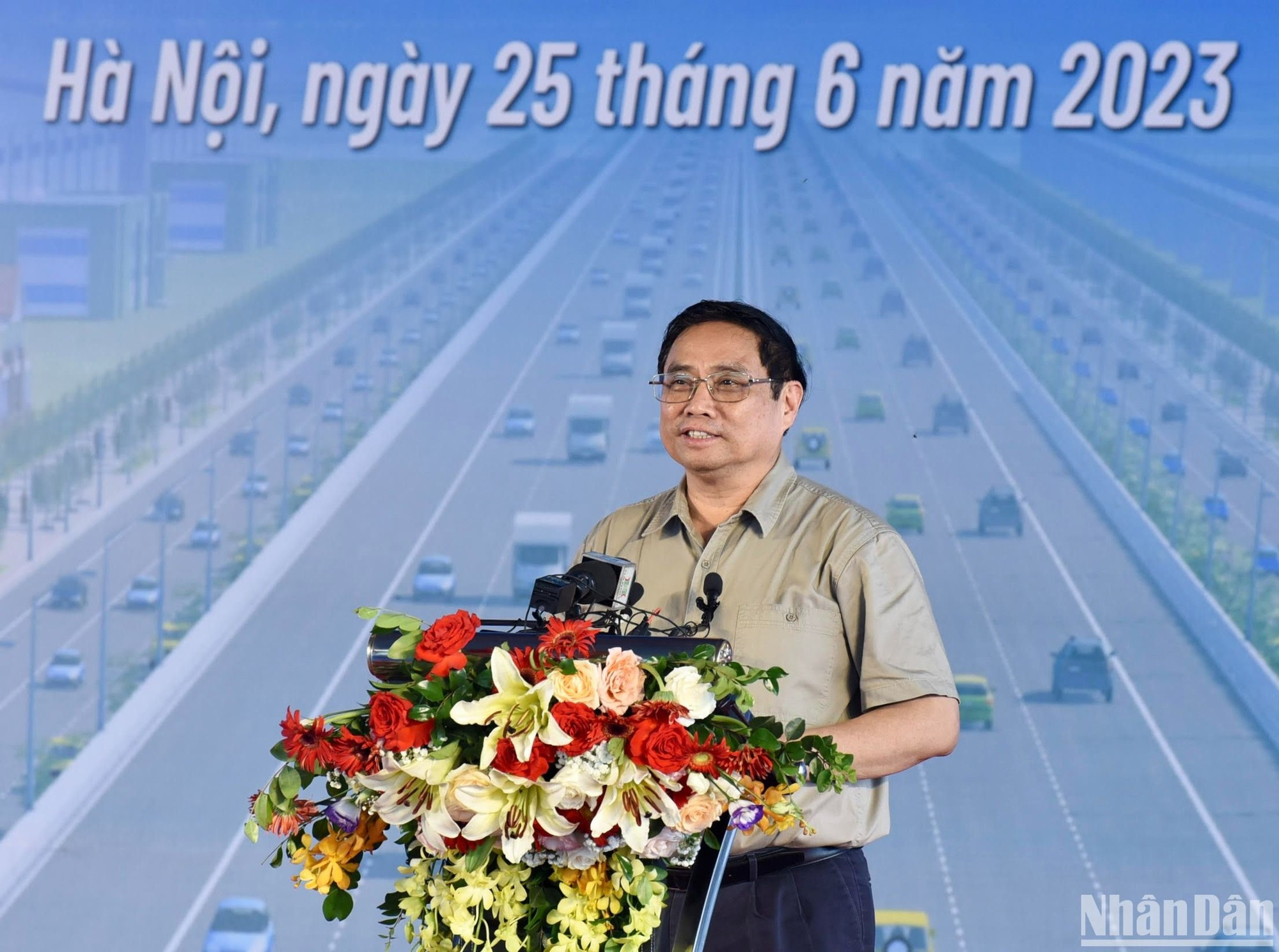 En su discurso, el premier destacó que la carretera conectará la capital nacional con las provincias vecinas de Hung Yen y Bac Ninh, facilitando el despliegue de proyectos de inversión allí y creando un nuevo espacio de desarrollo.