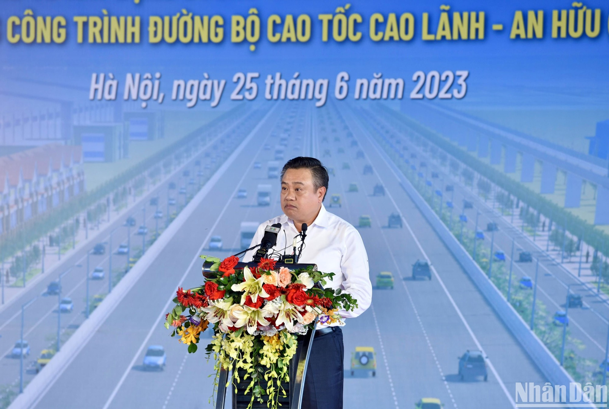 El presidente del Comité Popular de Hanói, Tran Sy Thanh, habla en el acto.