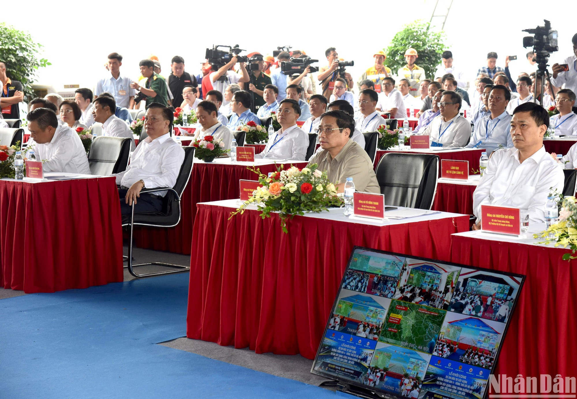El premier y delegados a la ceremonia, transmitida en vivo a siete puntos de videoconferencia.