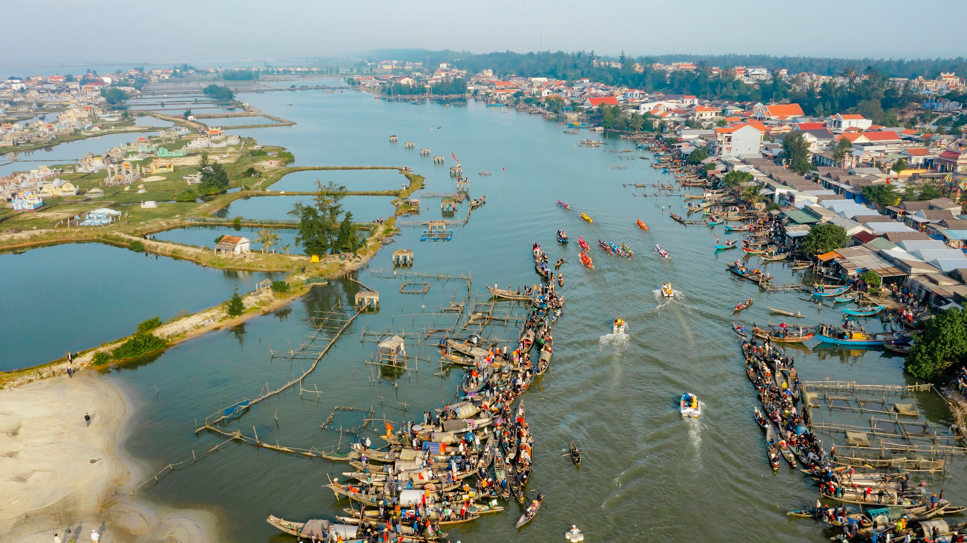 La siguiente parte del evento es una regata tradicional en la laguna de Tam Giang.