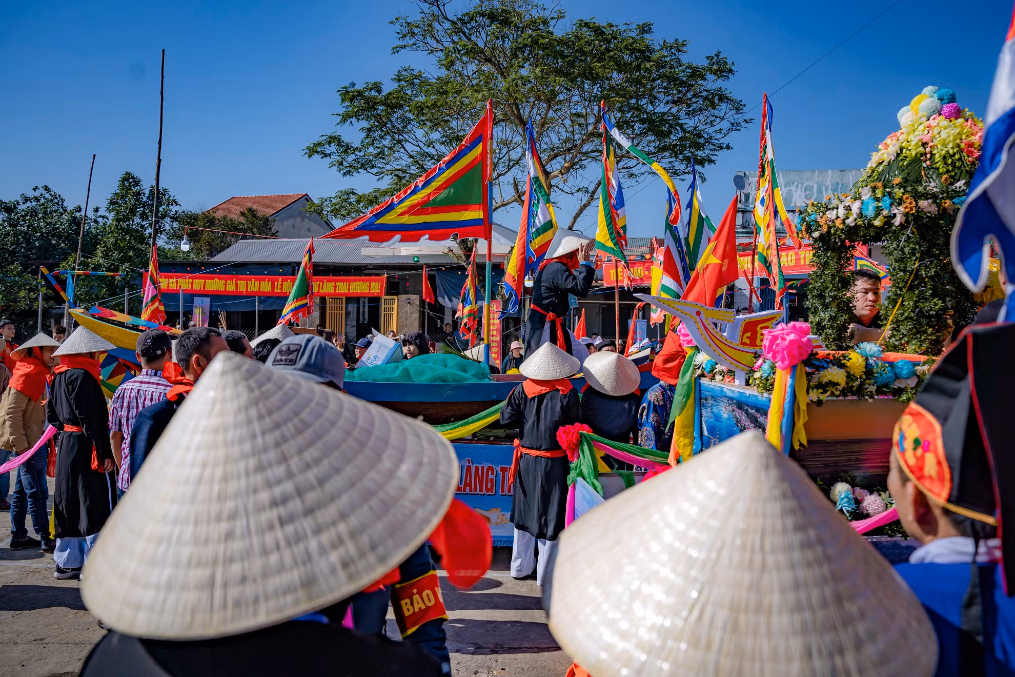 La colocación de ofrendas se realiza no solo en el templo local, sino también en los altares de las casas.