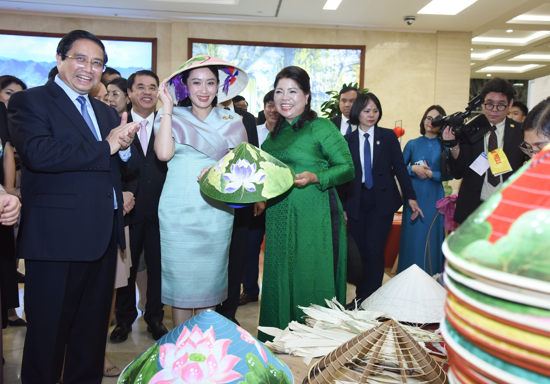 La jefa de Gobierno tailandés se pone el “non la”, sombrero cónico tradicional de Vietnam. La jefa de Gobierno tailandés se pone el “non la”, sombrero cónico tradicional de Vietnam.