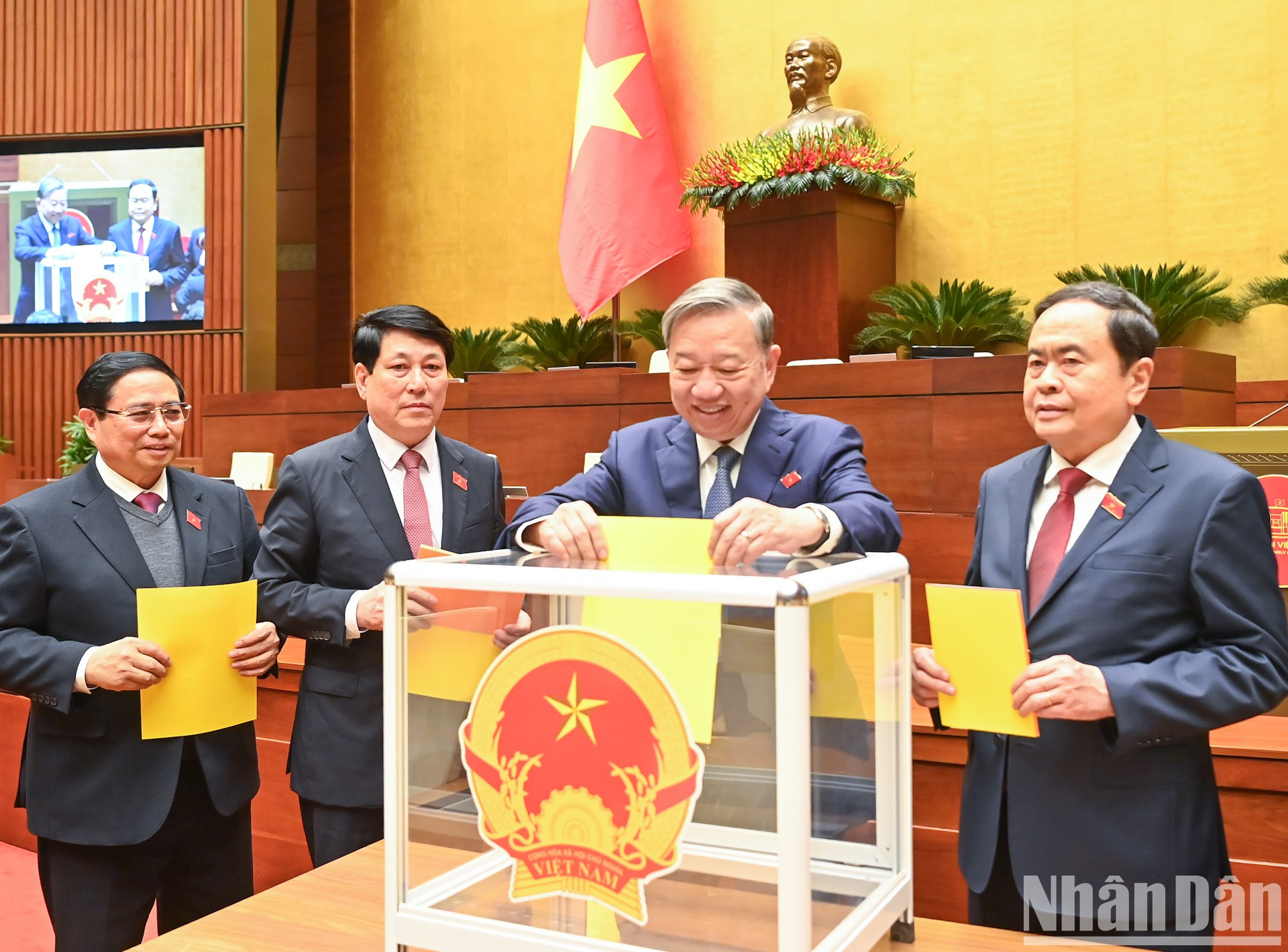 El secretario general del Partido Comunista de Vietnam, To Lam; el presidente de Vietnam, Luong Cuong; el primer ministro, Pham Minh Chinh; el presidente de la ANV, Tran Thanh Man, y los diputados depositan sus papeletas.