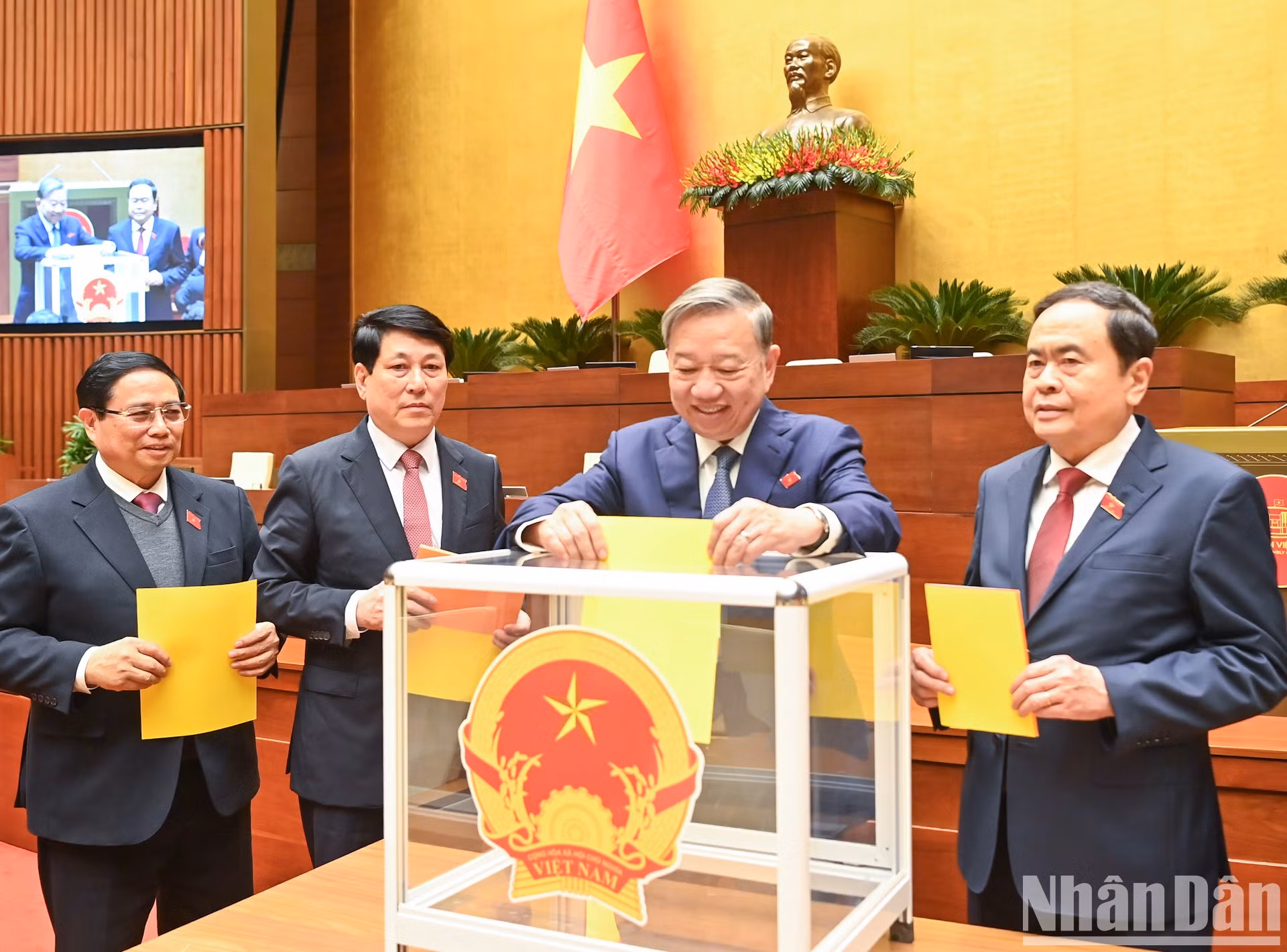 El secretario general del Partido Comunista de Vietnam, To Lam; el presidente de Vietnam, Luong Cuong; el primer ministro, Pham Minh Chinh; el presidente de la ANV, Tran Thanh Man, y los diputados depositan sus papeletas.