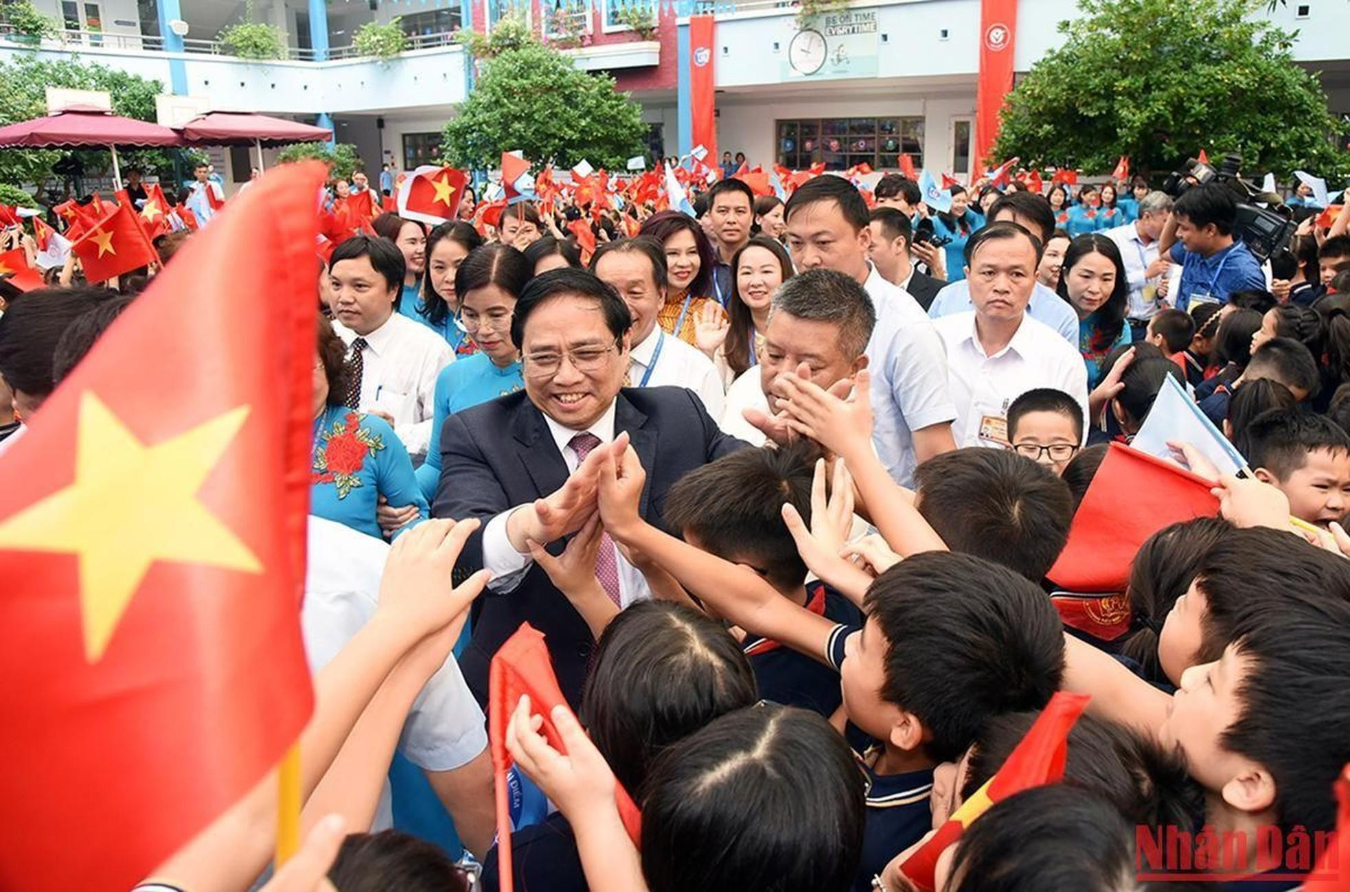 Minh Chinh y los ciudadanos pequeños. Minh Chinh y los ciudadanos pequeños.