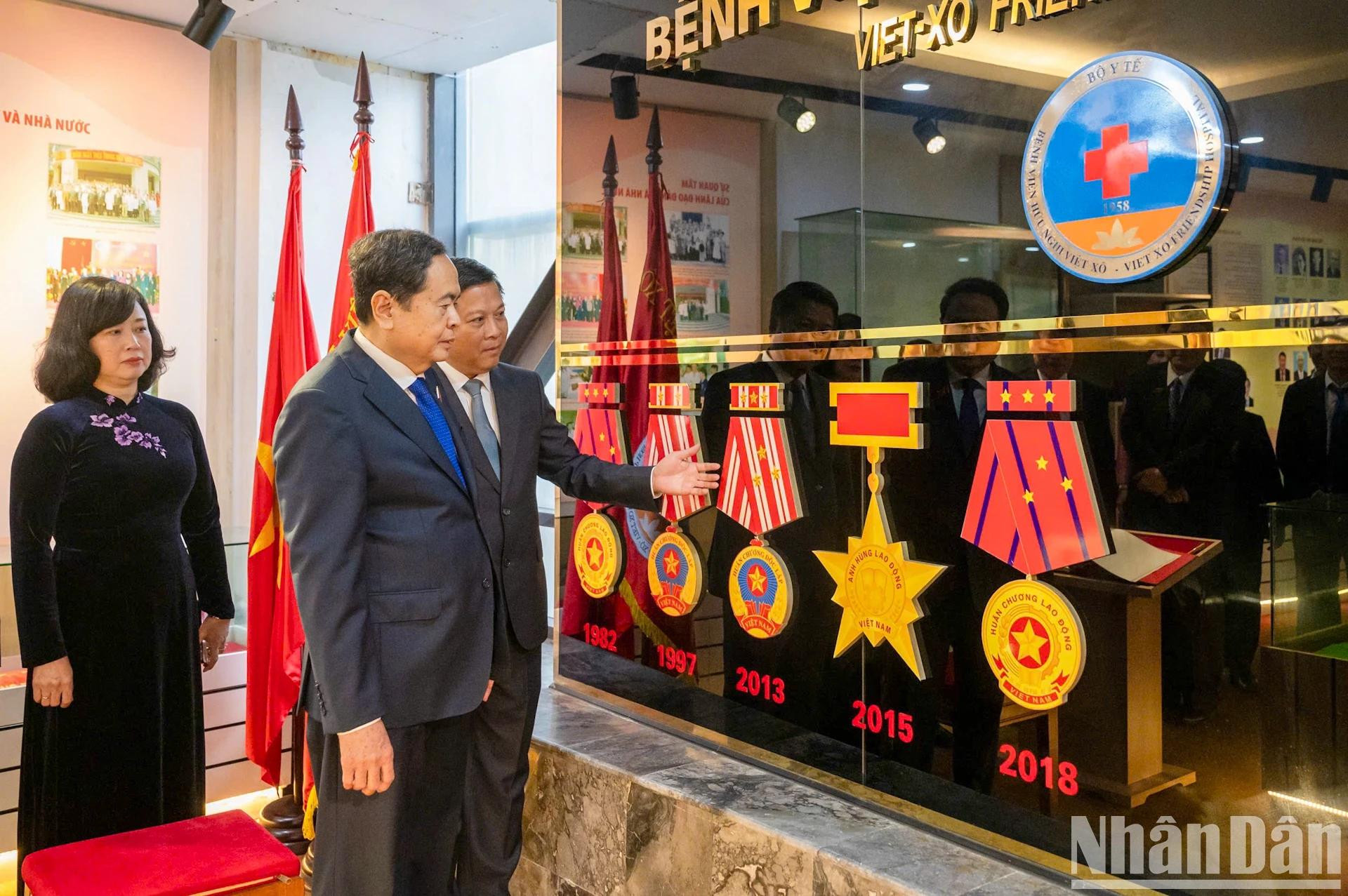 El presidente de la Asamblea Nacional, Tran Thanh Man, visita la sala memorial del Hospital de Huu Nghi.