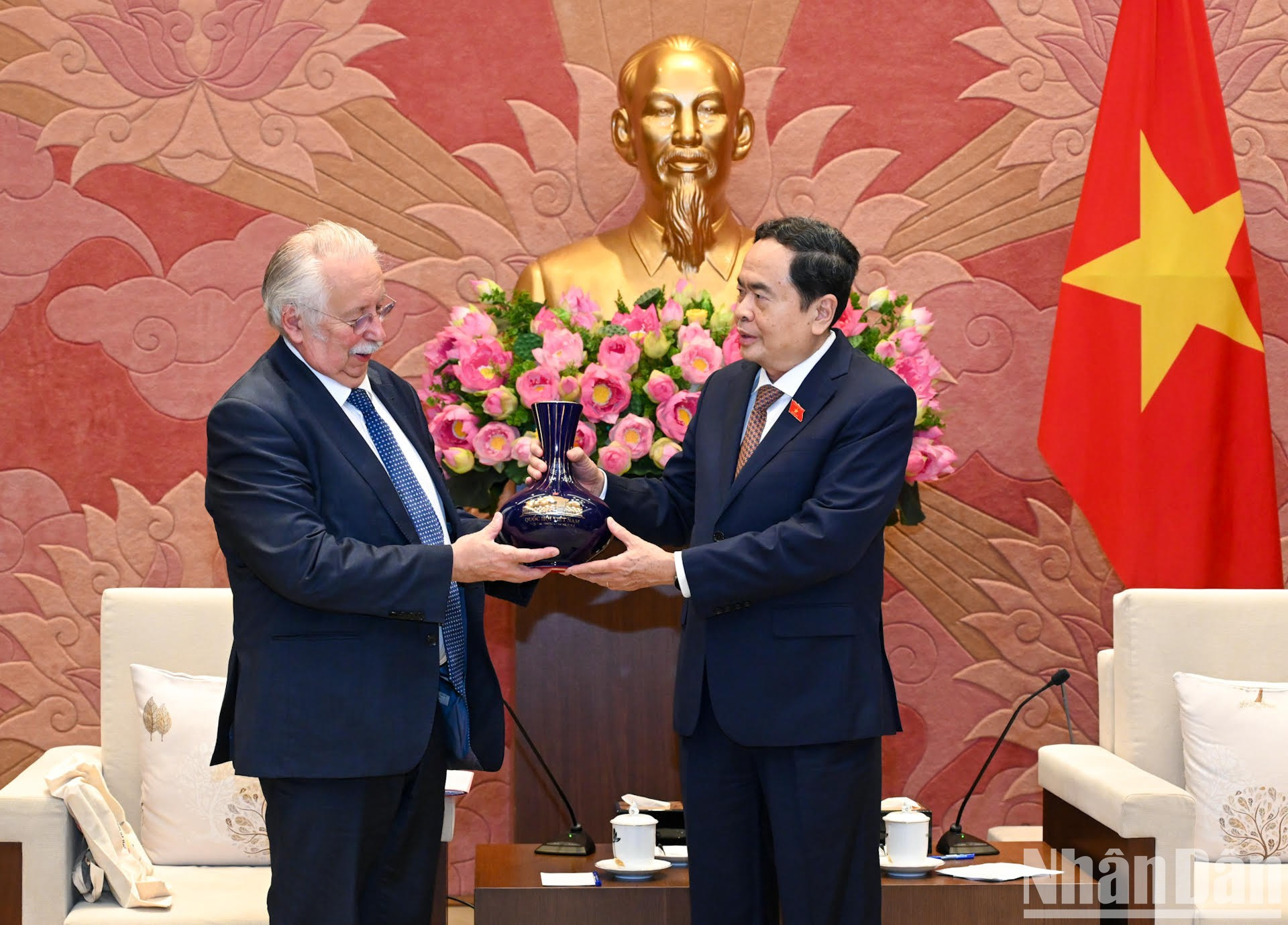 Entrega de un regalo de recuerdo al visitante. Entrega de un regalo de recuerdo al visitante.