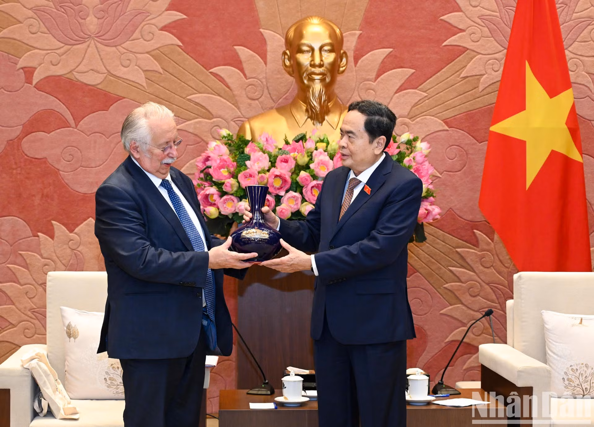 Entrega de un regalo de recuerdo al visitante.