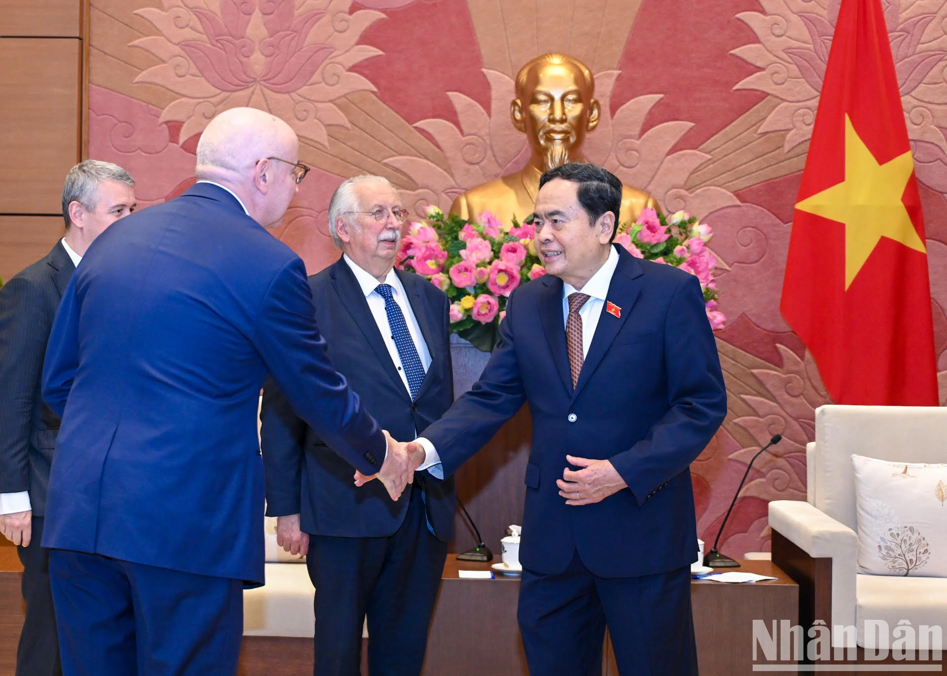 Thanh Man recibe a miembros de la delegación encabezada por André Flahaut. Thanh Man recibe a miembros de la delegación encabezada por André Flahaut.