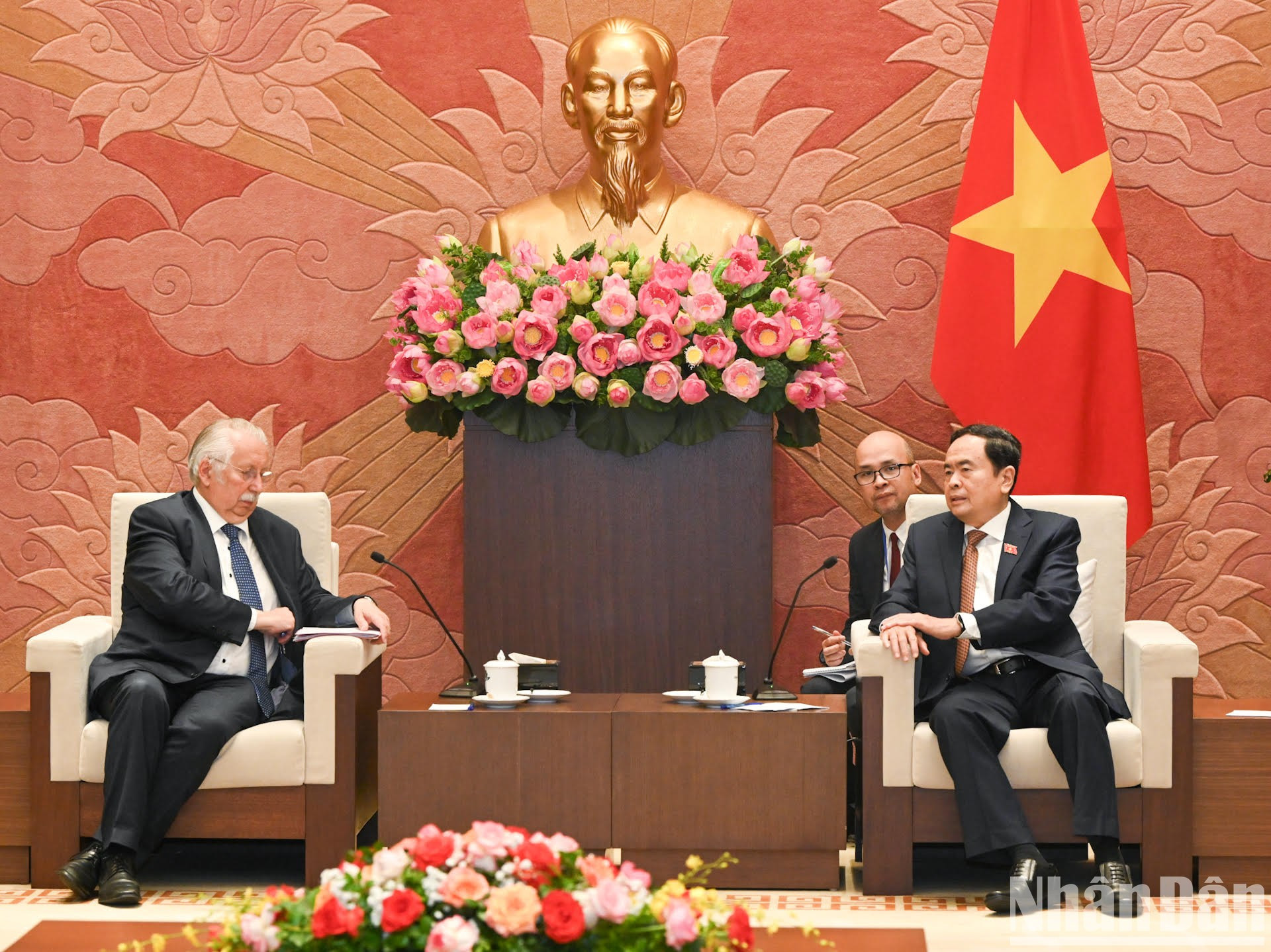 En la reunión. En la reunión.