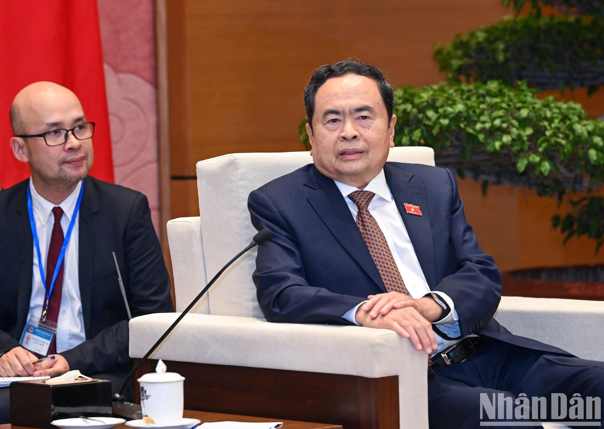 El dirigente anfitrión interviene. El dirigente anfitrión interviene.