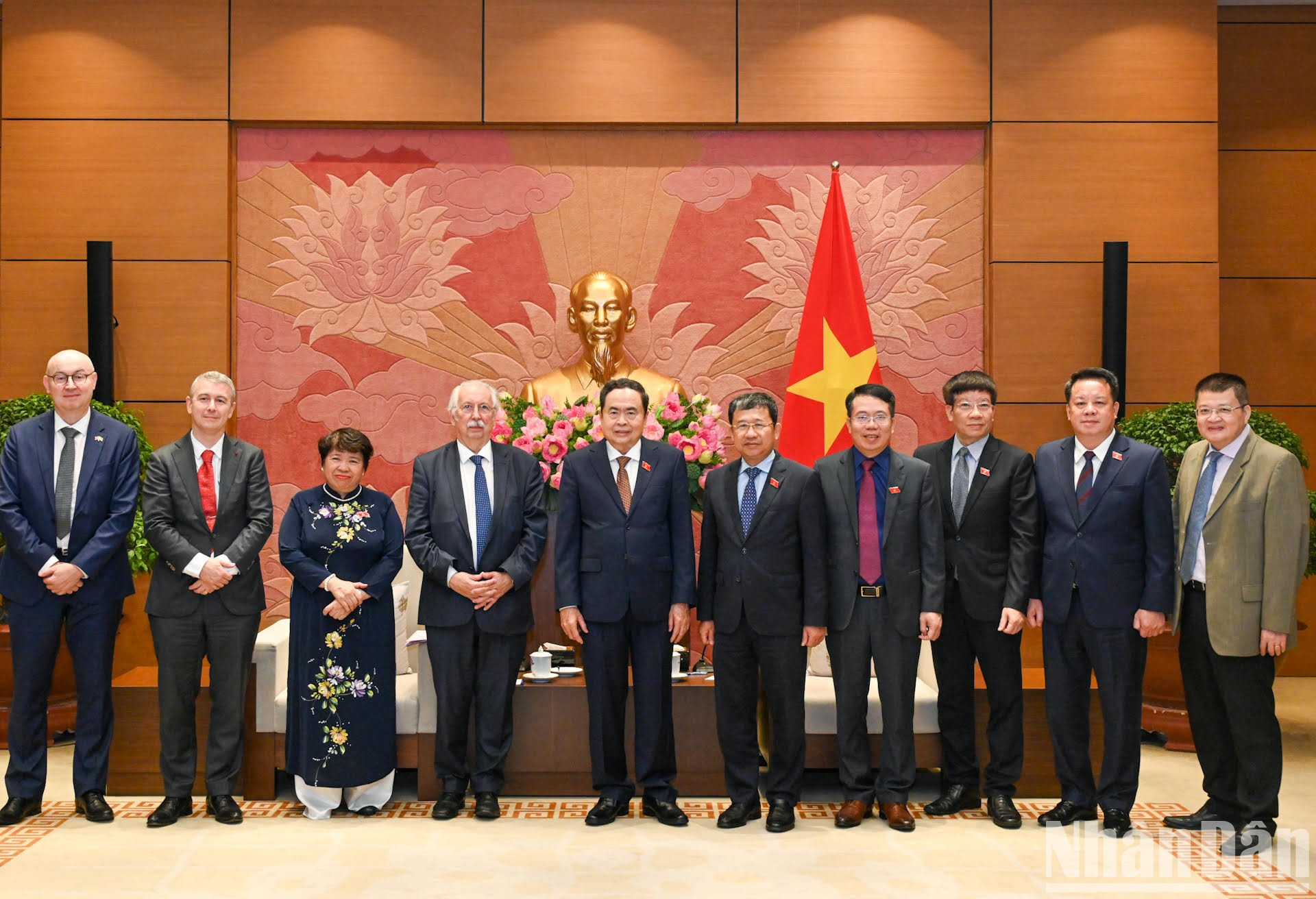 Los participantes en la reunión posan para fotos de recuerdo. Los participantes en la reunión posan para fotos de recuerdo.