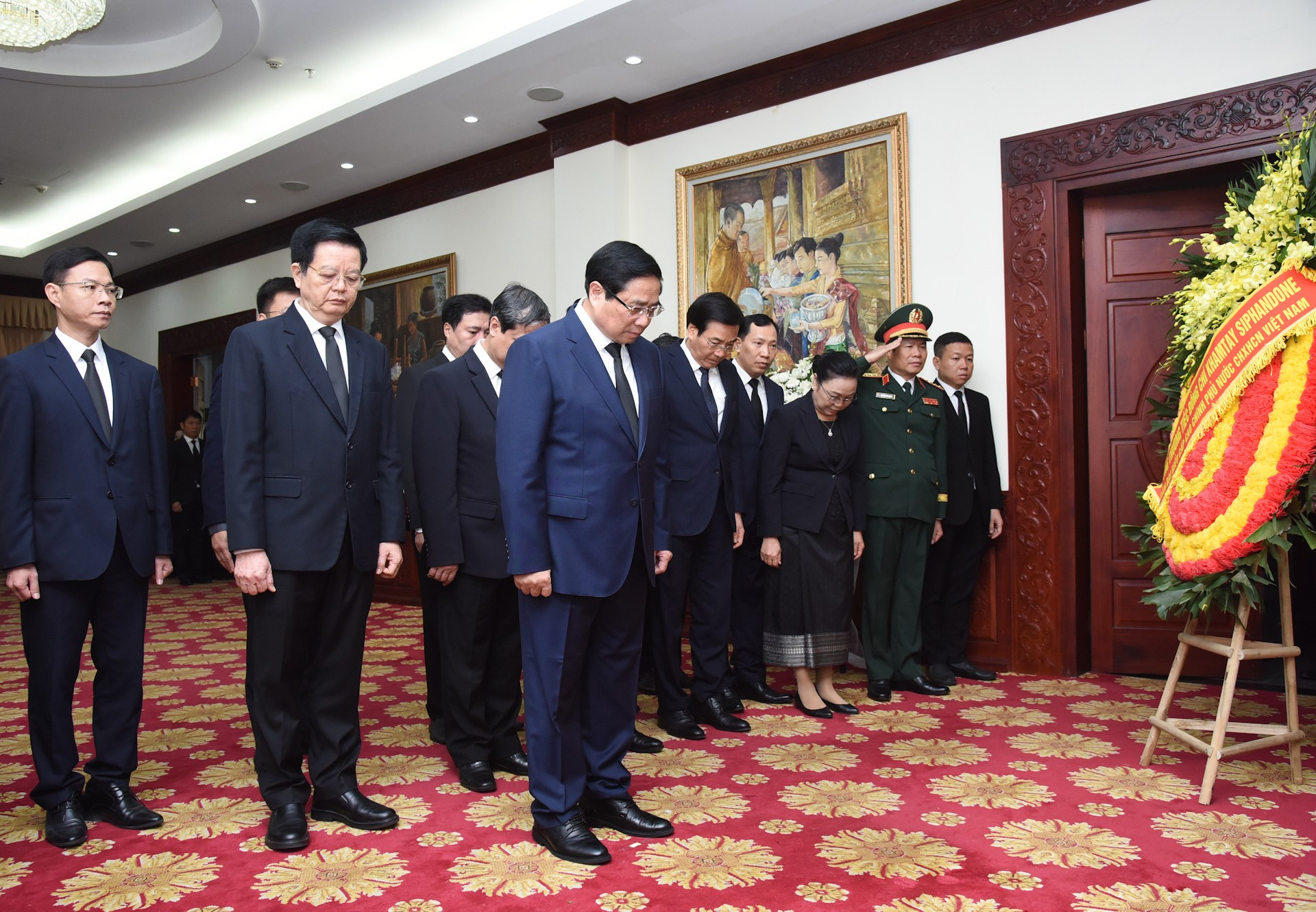 El primer ministro Pham Minh Chinh rinde homenaje al difunto dirigente laosiano. El primer ministro Pham Minh Chinh rinde homenaje al difunto dirigente laosiano.