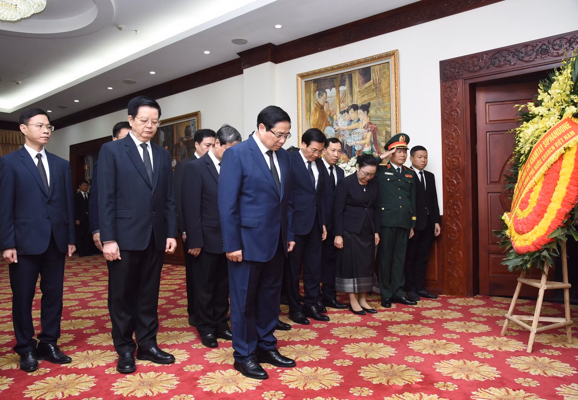 El primer ministro Pham Minh Chinh rinde homenaje al difunto dirigente laosiano.