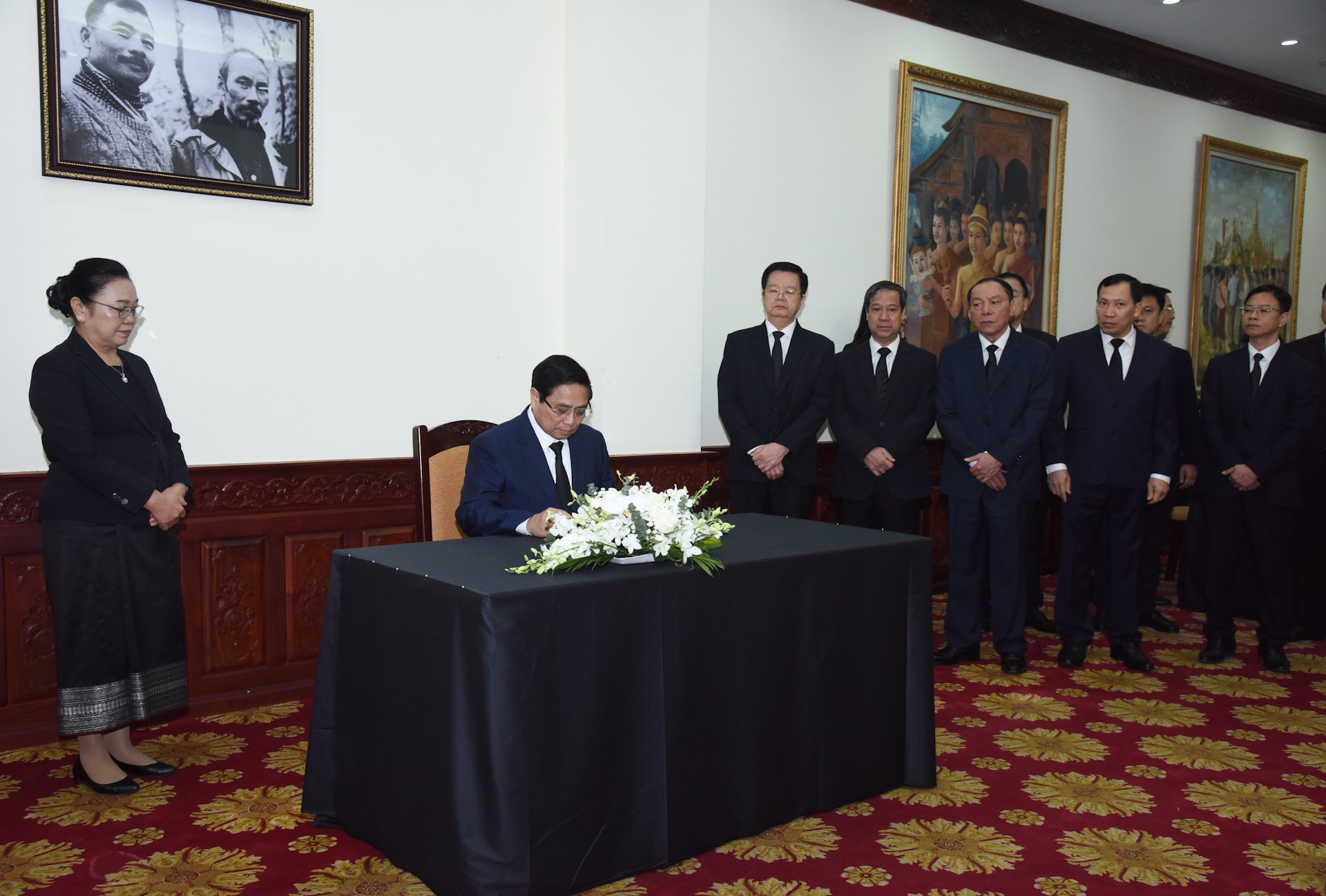 El premier vietnamita firma el libro de condolencias. El premier vietnamita firma el libro de condolencias.