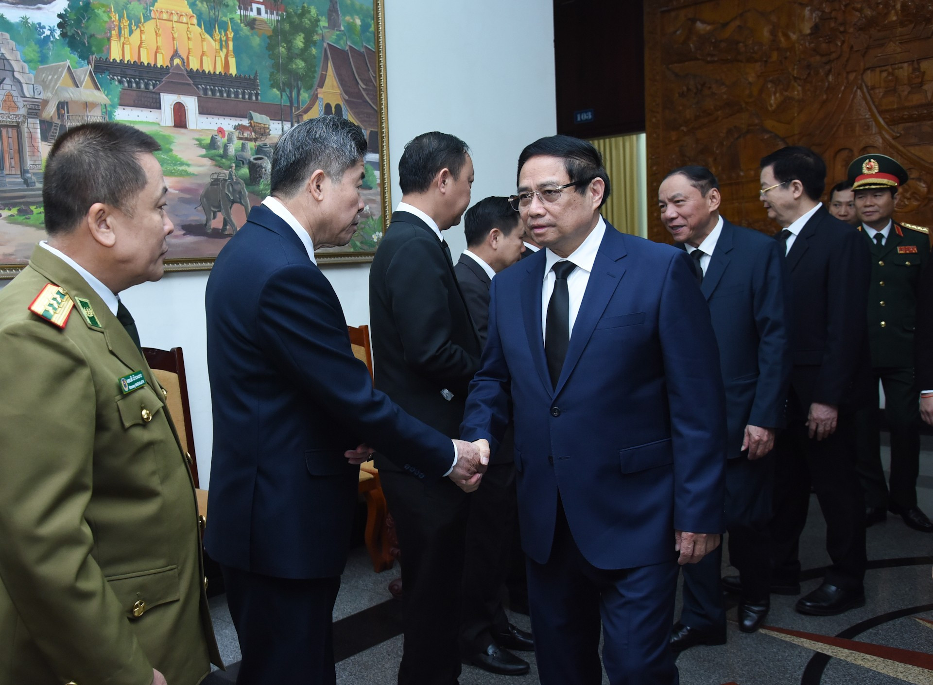 El premier vietnamita ofrece consuelo a funcionarios de la Embajada. El premier vietnamita ofrece consuelo a funcionarios de la Embajada.